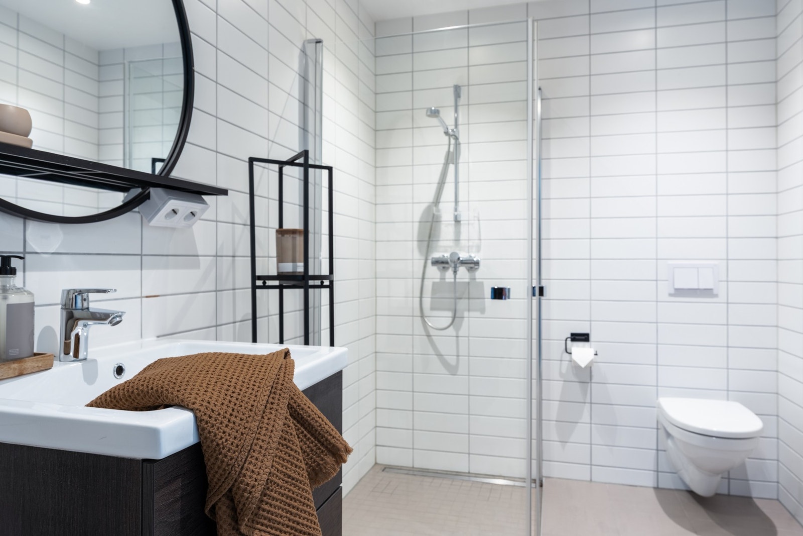 Badet måles til 5,1 kvm. og er helfliset med innfelte downlights i himling og underliggende varmekabler. Galleribilde