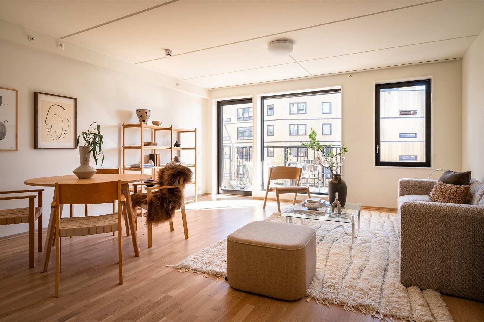 God plass til spisebord for hyggelige middagsselskaper. Galleribilde