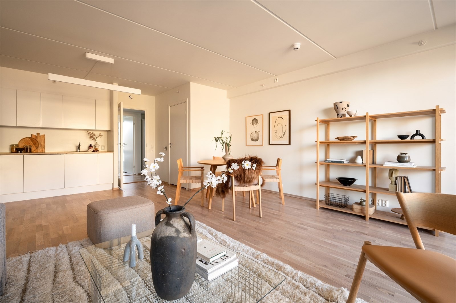 Kjøkkenet ligger i åpen løsning mot stuen og skaper en luftig og sosial planløsning. Galleribilde