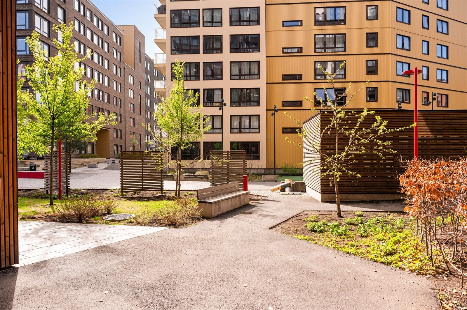 Opparbeidet og hyggelige fellesområder med gangstier, gressplen og koselig beplantning. Galleribilde