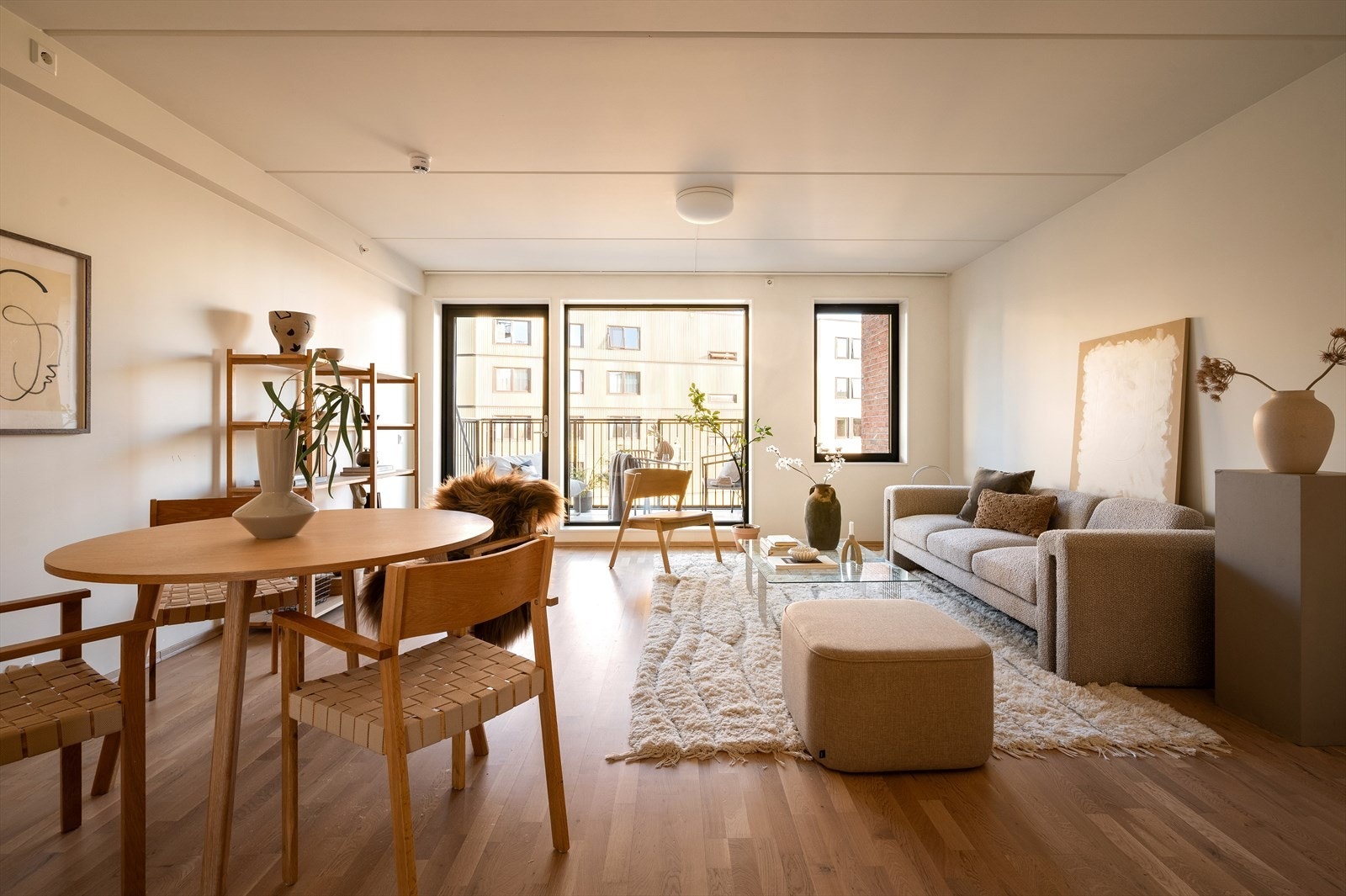 En lys og moderne 4-roms leilighet med attraktiv beliggenhet, høyt og fritt i byggets 6. etasje, med heisadkomst. Galleribilde