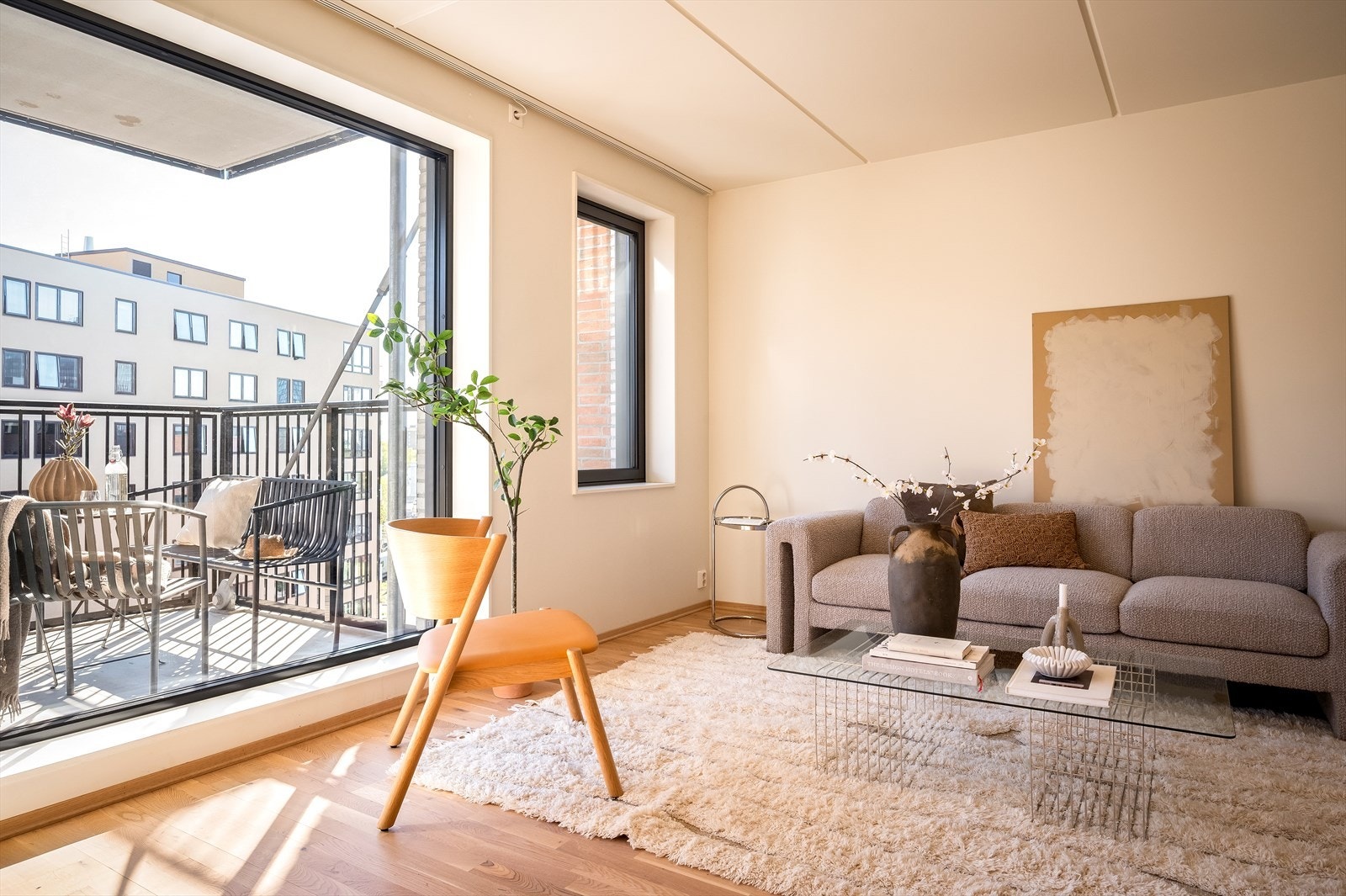 Stuen byr på fleksible møbleringsmuligheter med god plass til sofagruppe med tilhørende møblement. Galleribilde