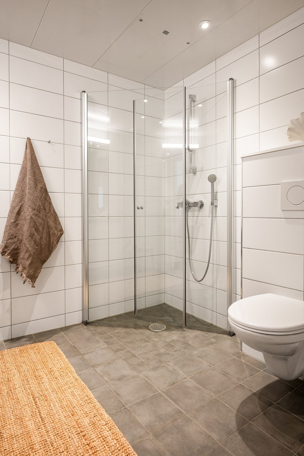 Badet har flislagt gulv med vannbåren varme, flislagte vegger og innfelte downlights i himling. Balansert ventilasjon.. Galleribilde
