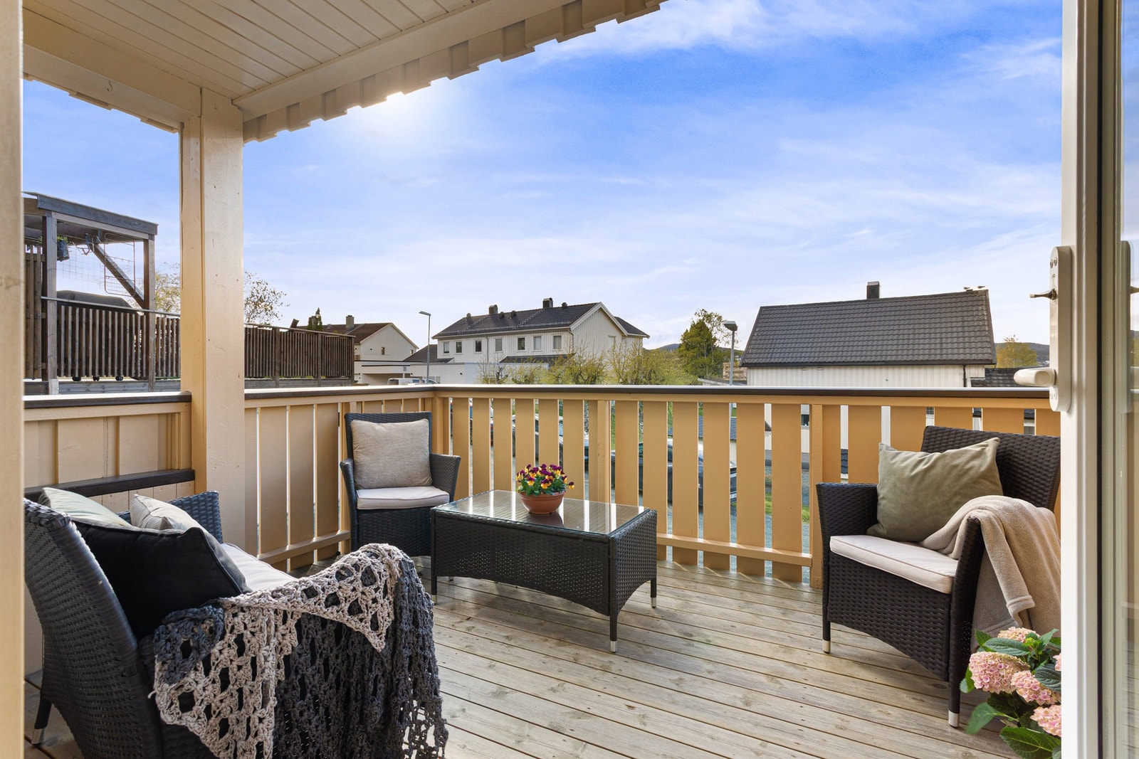 Verandaen er på 10 kvm, med god plass til ønsket utendørs møblement. Galleribilde