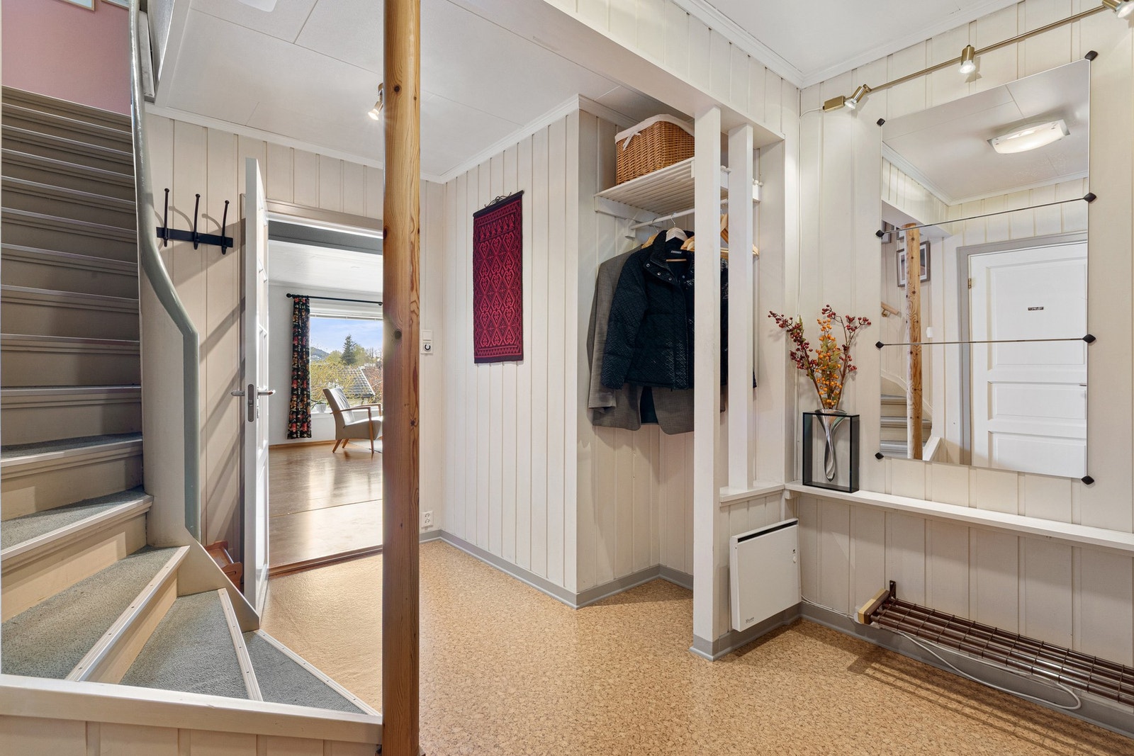 Trappen i gangen tar deg med opp til 2.etasje. Galleribilde
