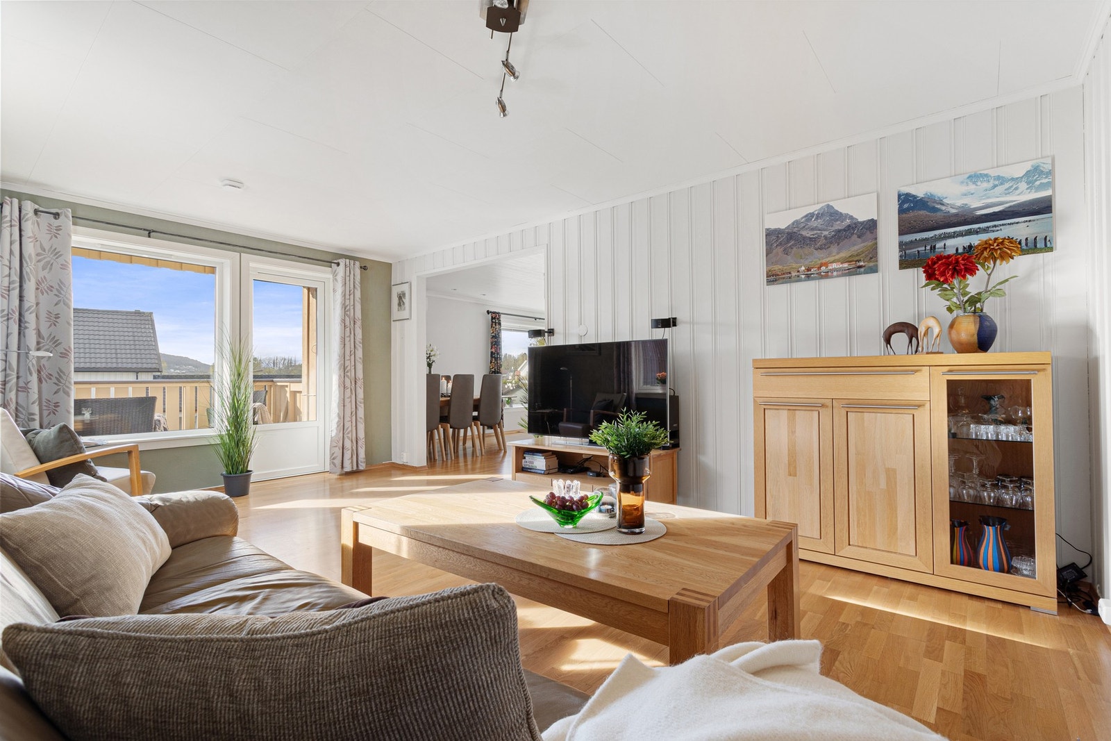 Stor skyvedør sørger for praktisk adkomst til verandaen samt rikelig med naturlig lys inn i rommet. Galleribilde
