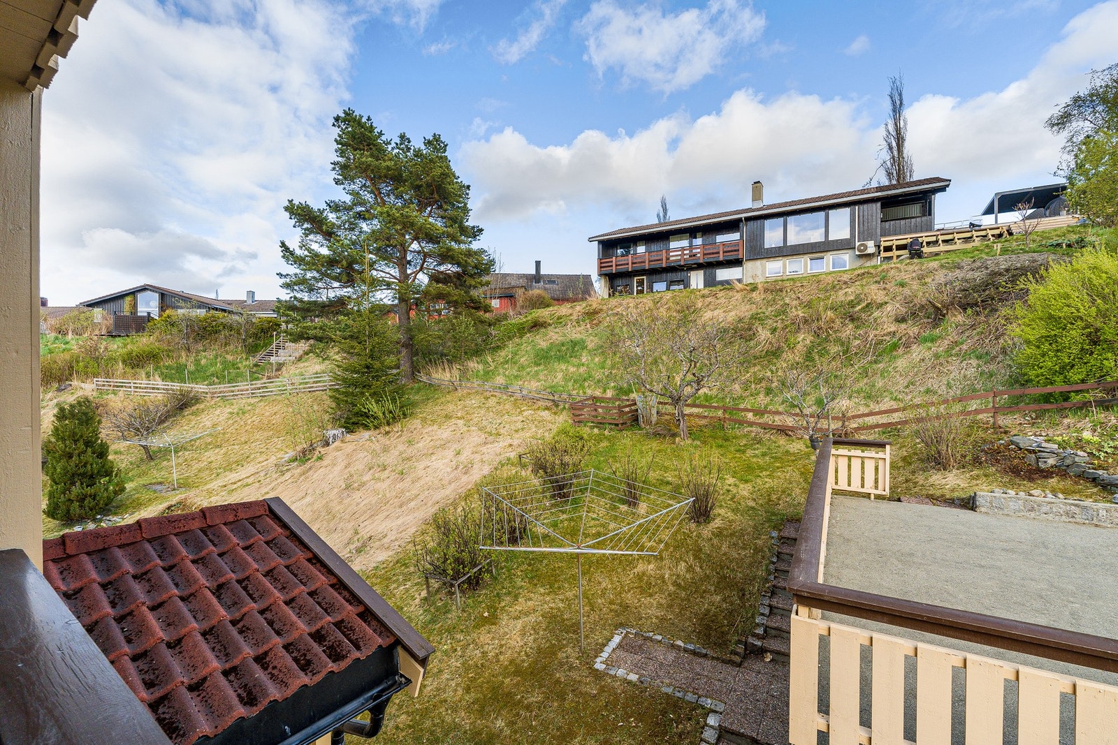 Fint utsyn over tomten og nabolaget. Galleribilde