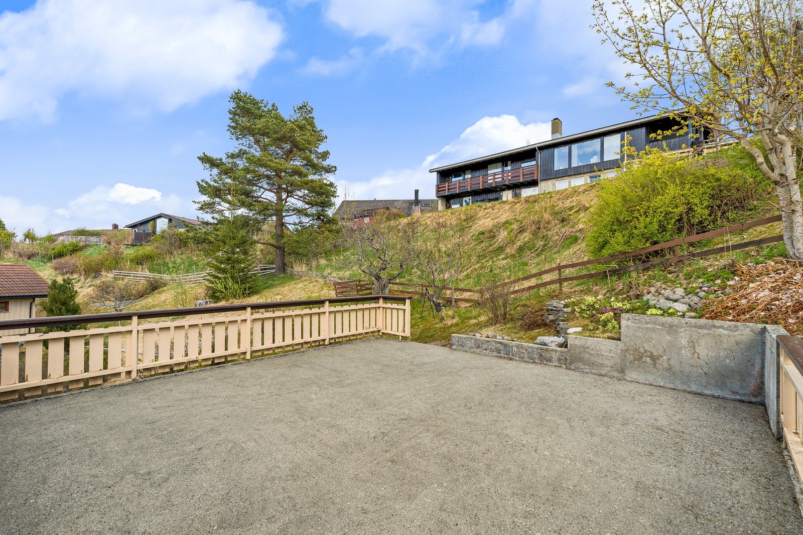 Her har du plass til ønsket utendørs møblement. Galleribilde