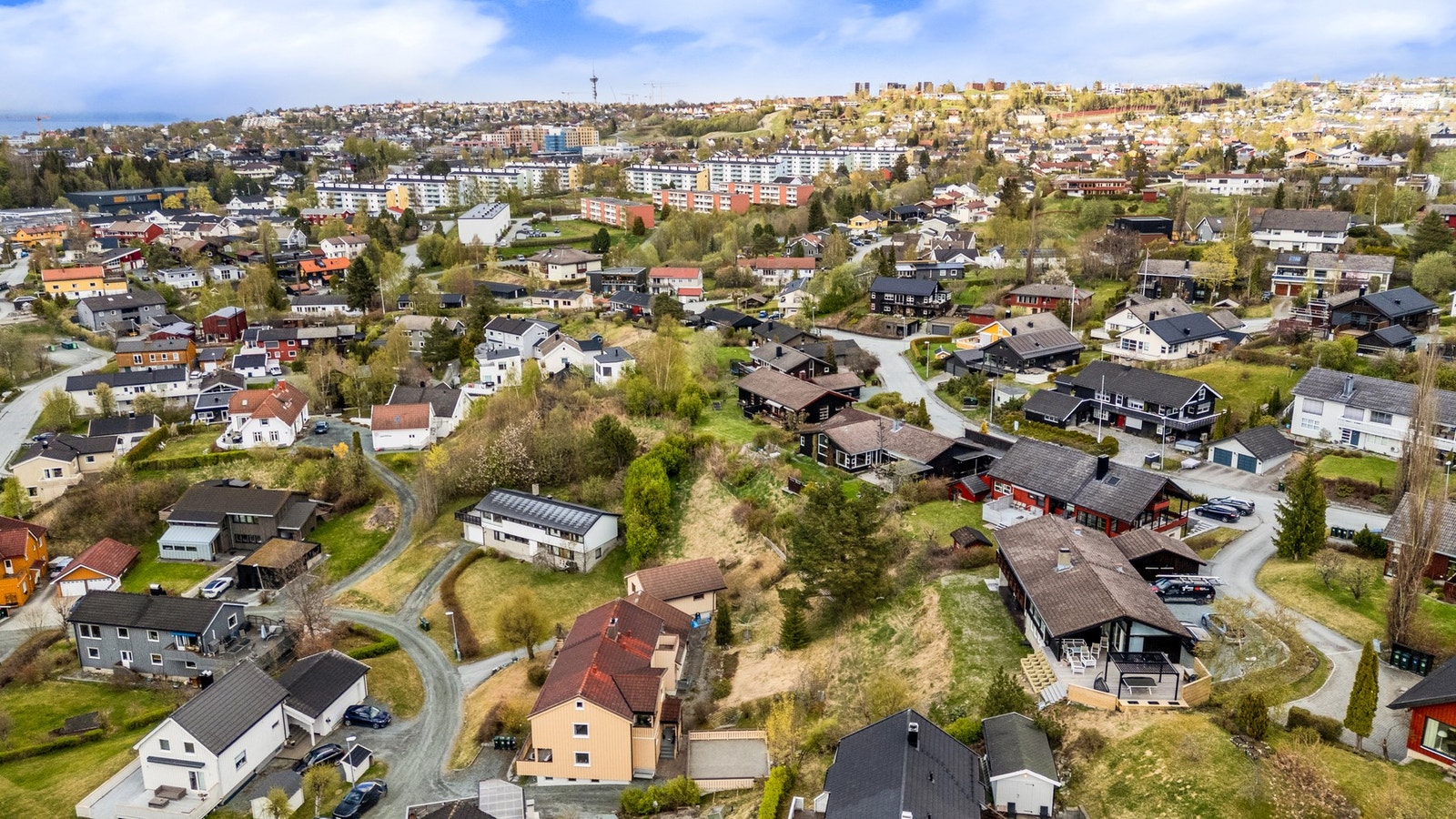 Fasaden ble rehabilitert i 2023, med bl.a. tilleggsisolering, vindusbytte og ny bordkledning. Galleribilde