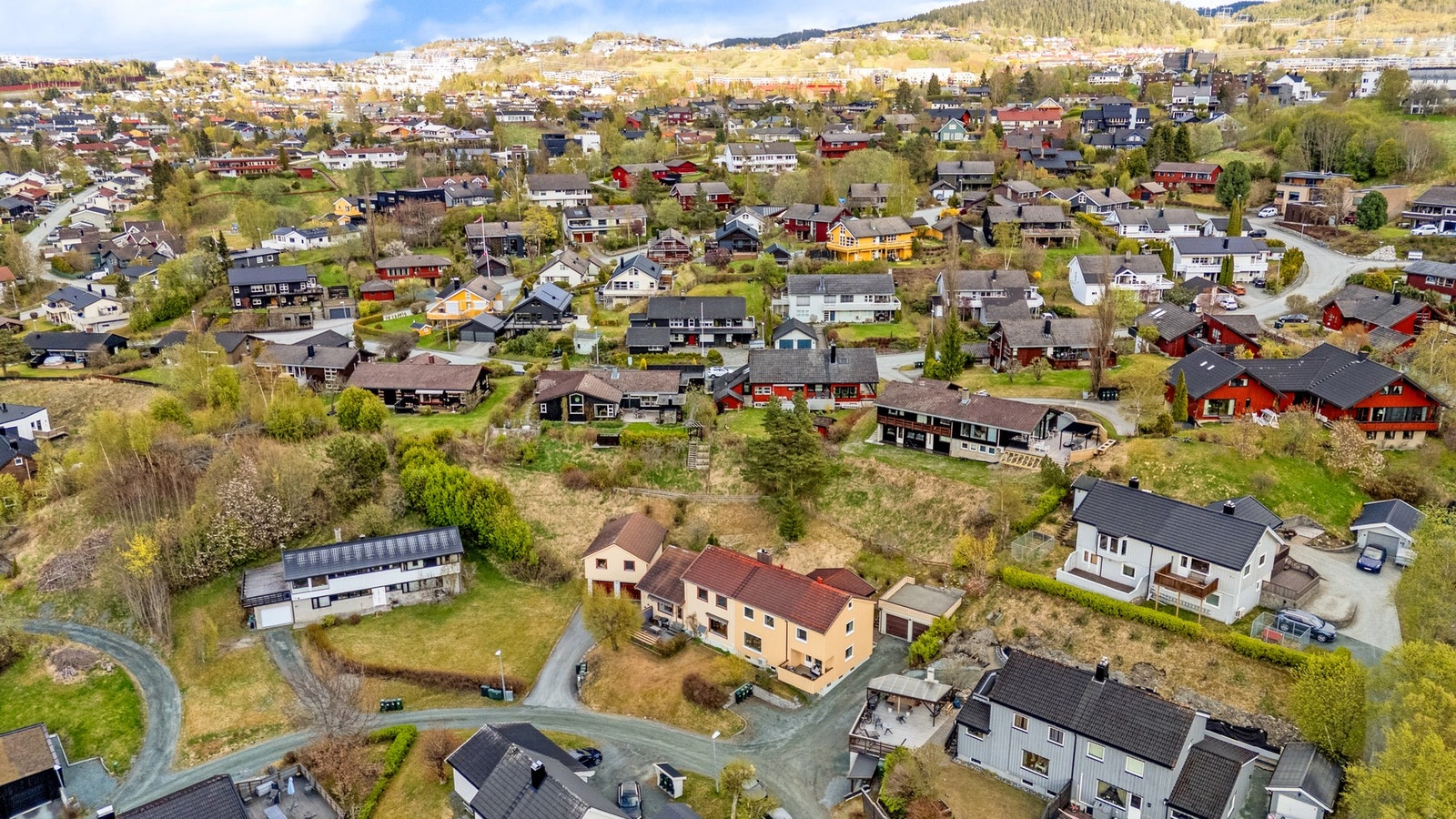 Fasaden ble rehabilitert i 2023, med bl.a. tilleggsisolering, vindusbytte og ny bordkledning. Galleribilde