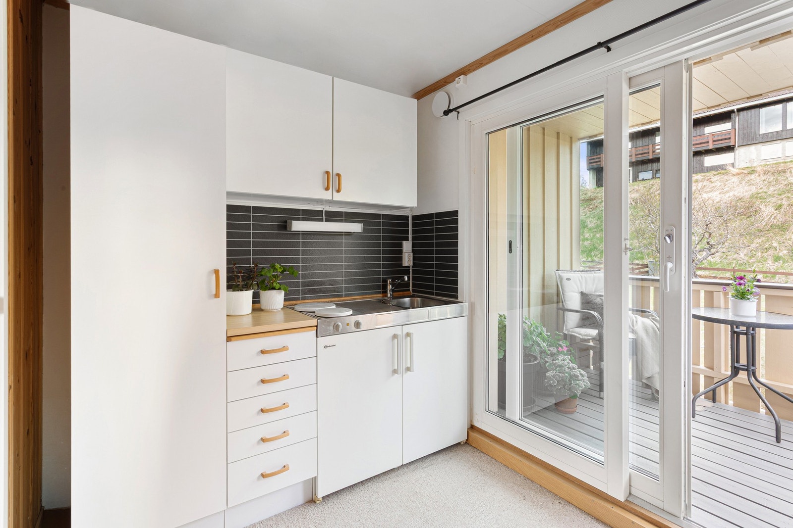 Hybelkjøkken på 7,5 kvm, med utgang til en liten takterrasse med morgen- og formiddagssol. Galleribilde