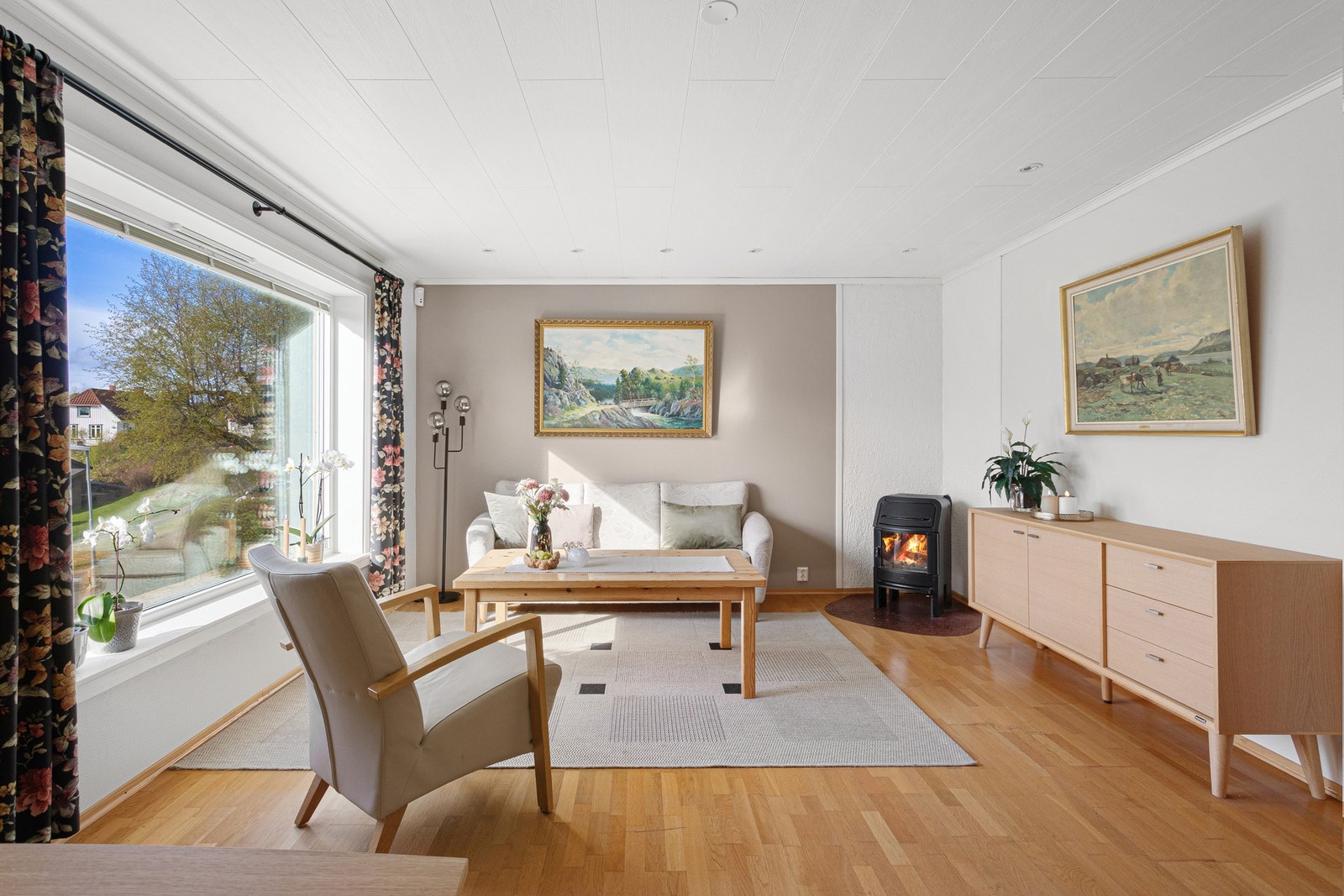 Stort vindu slipper inn rikelig med dagslys. Galleribilde