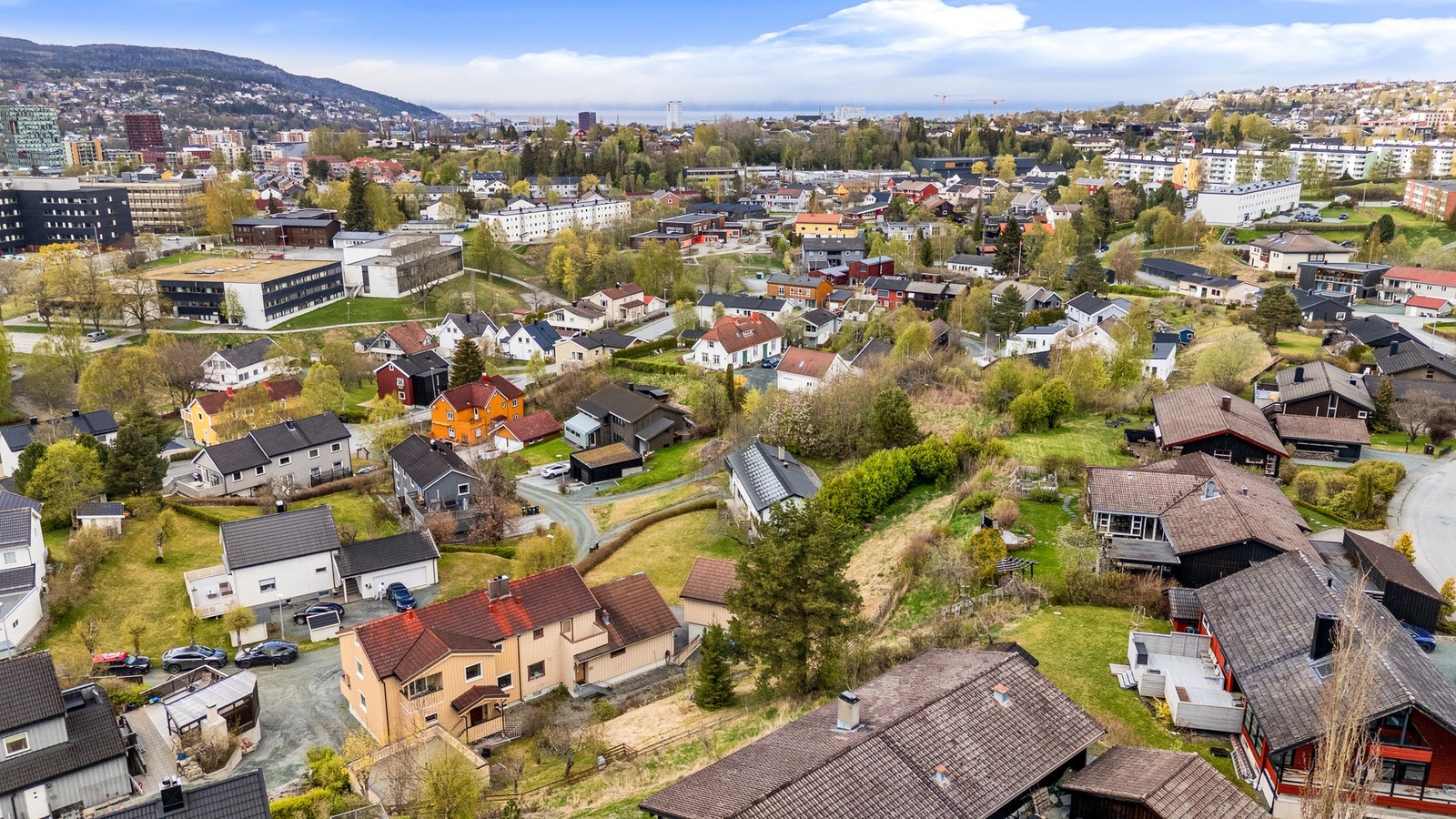 Fasaden ble rehabilitert i 2023, med bl.a. tilleggsisolering, vindusbytte og ny bordkledning. Galleribilde