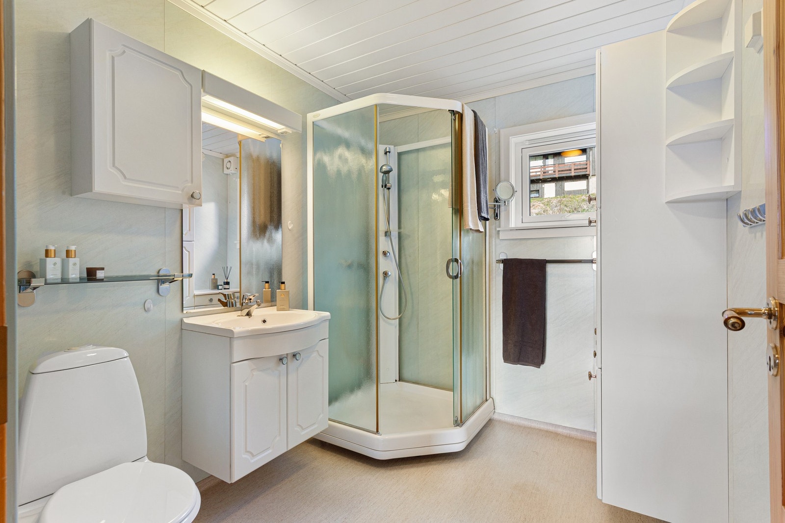 Badet i 2.etasje er innredet med servant, klosett og dusjkabinett. Galleribilde