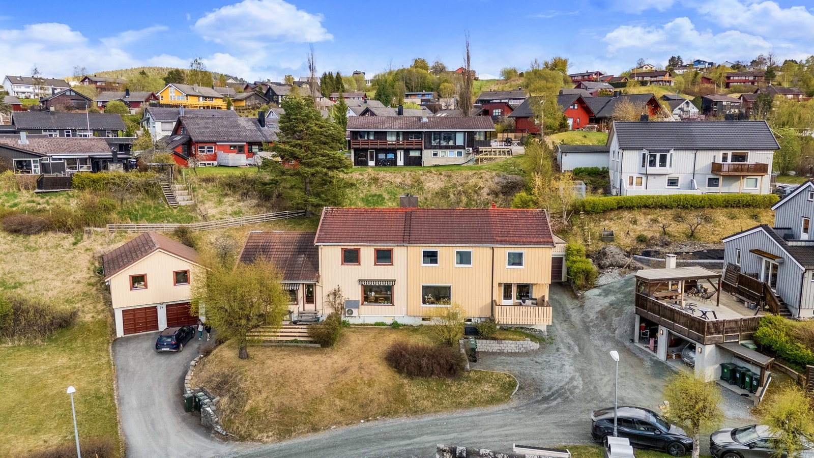 Boligen ligger i et etablert og barnevennlig boligområde på Nidarvoll i Trondheim. Området oppleves som rolig og fredelig og på samme tid sentralt. Galleribilde