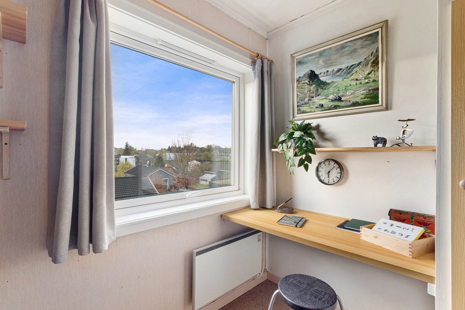 Praktisk kontorkrok ved vinduet. Galleribilde