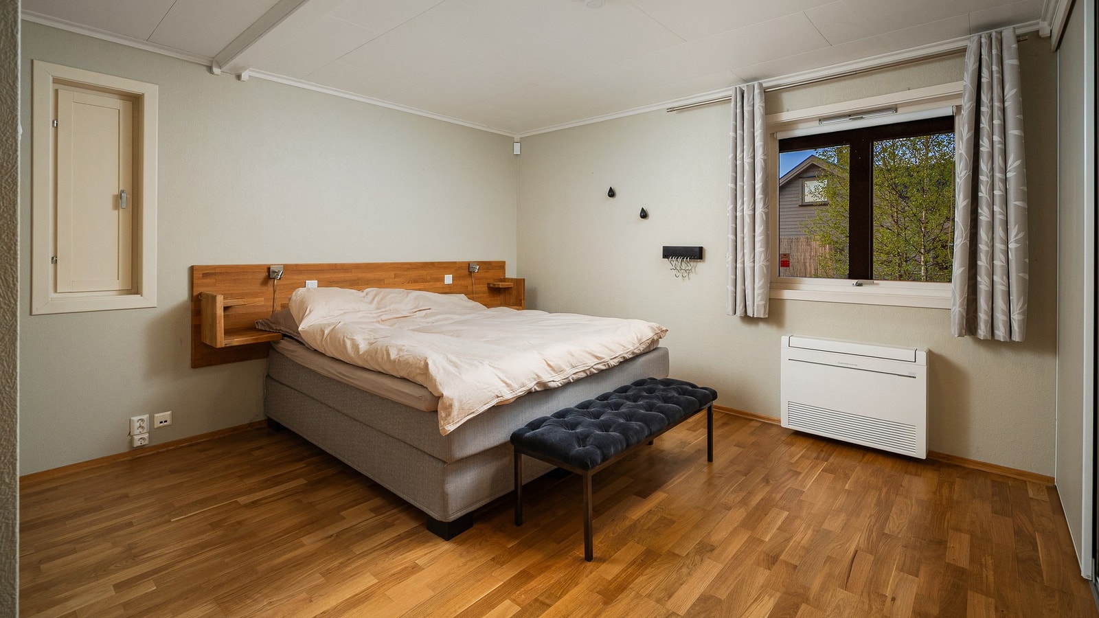 Masterbedroom med klimaanlegg som sikrer et godt inneklima, samt inngang til bad. Galleribilde