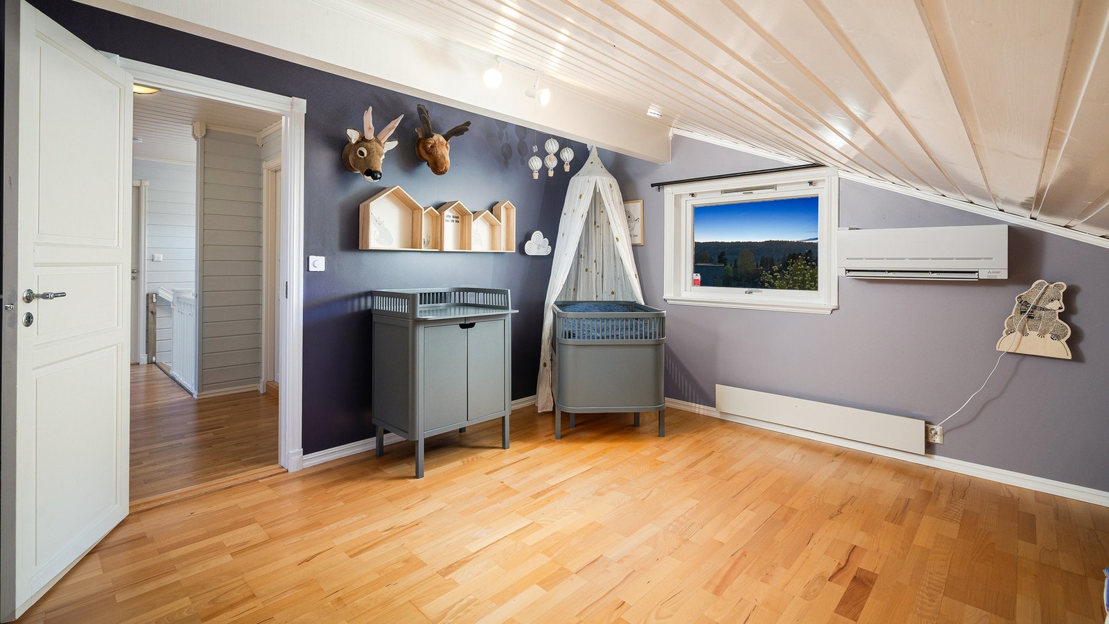 En av 3 romslige soverom (2.etg.) med klimanøegg/aircondition. Galleribilde