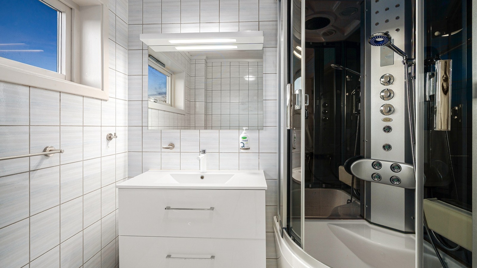 Bad (2.etg.) oppgradert wc/dusj med kar og stereo. Galleribilde