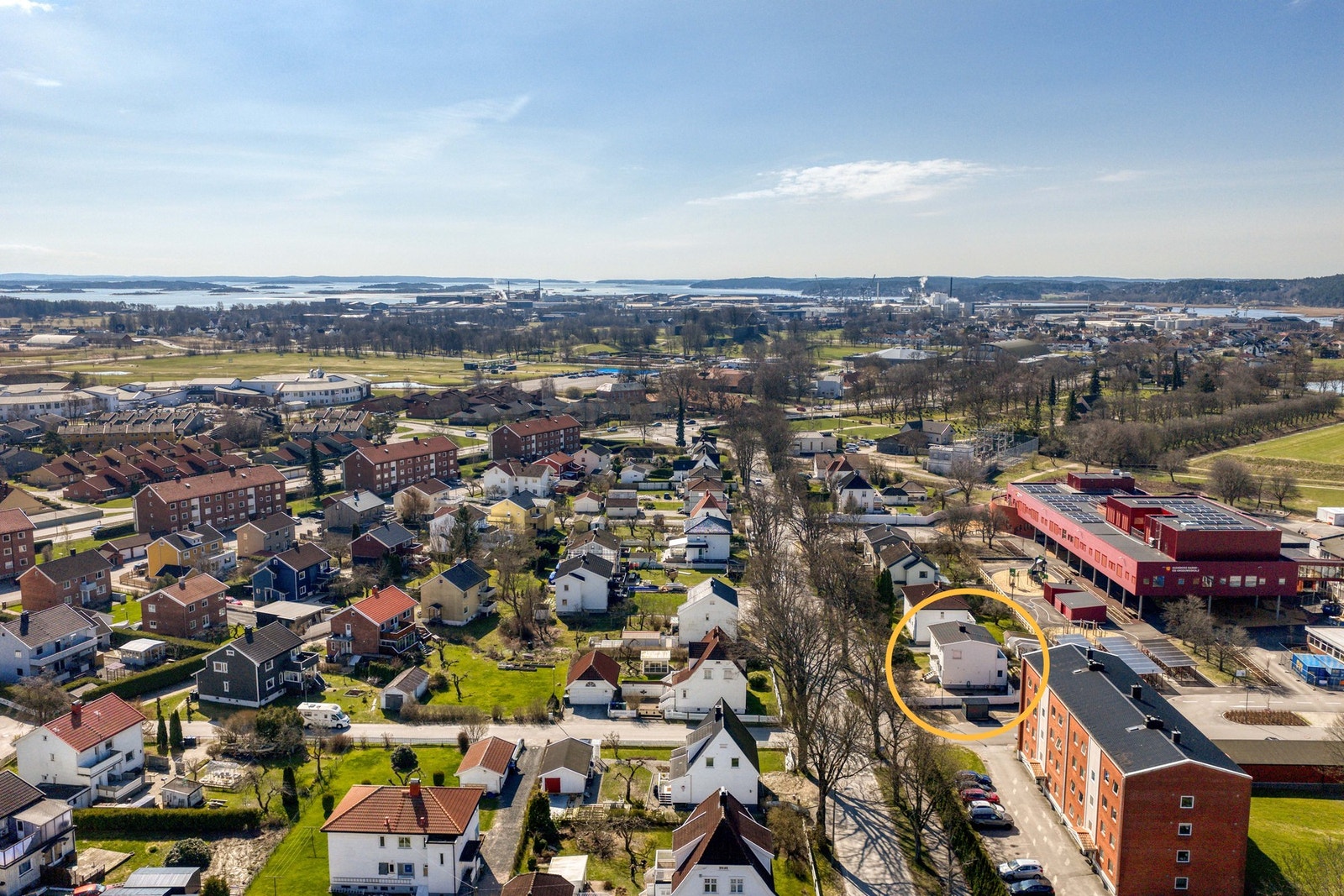 Området er barnevennlig og attraktivt, med kort gangavstand til skole, barnehage, treningshall, golfbane og Gamlebyen, som byr på et bredt utvalg av fasiliteter og servicetilbud, samt gratis byferge til Fredrikstad sentrum. Galleribilde