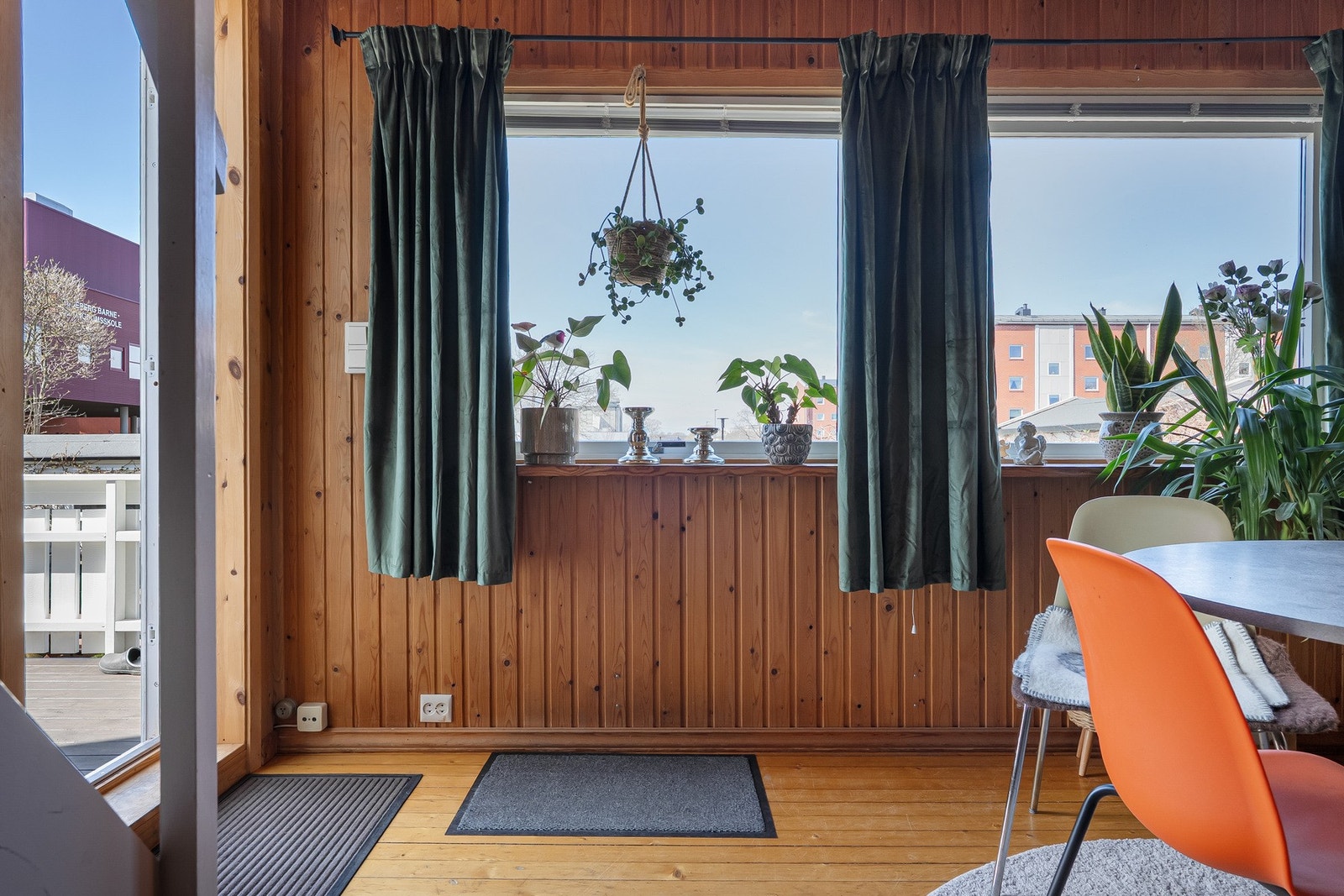 Fra spisestuen er det direkte adkomst til solrik terrasse. Galleribilde