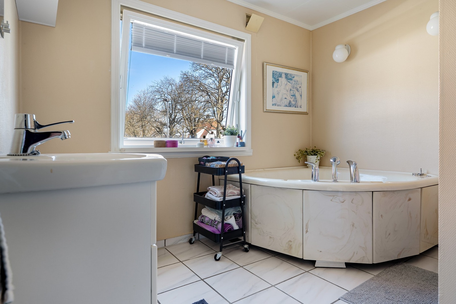 Badet er innredet med badekar, dusjhjørne og servantinnredning. Galleribilde