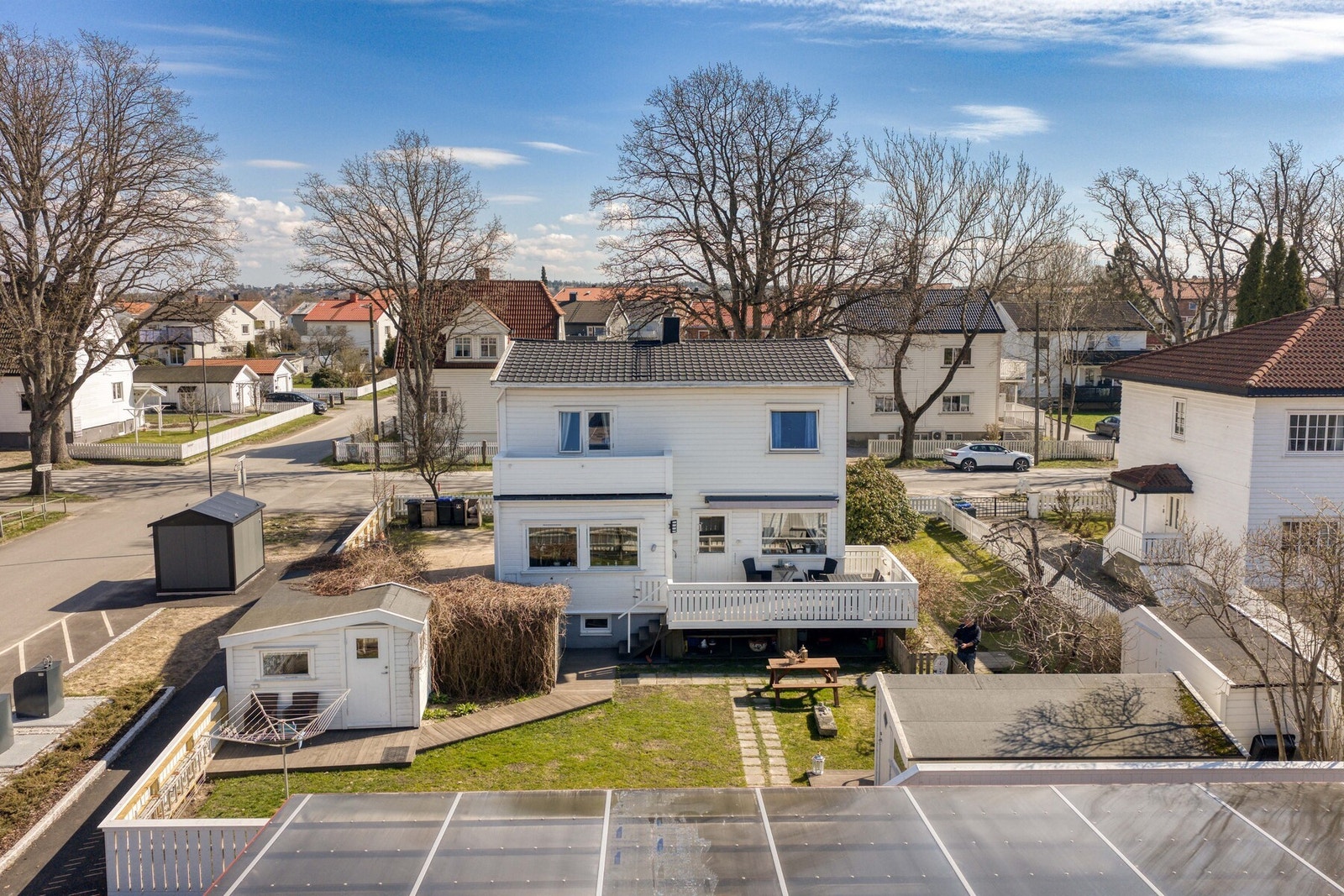 Tomten er pent opparbeidet med inngjerdet hage, gressplen, solrike uteplasser og beplantning. Galleribilde