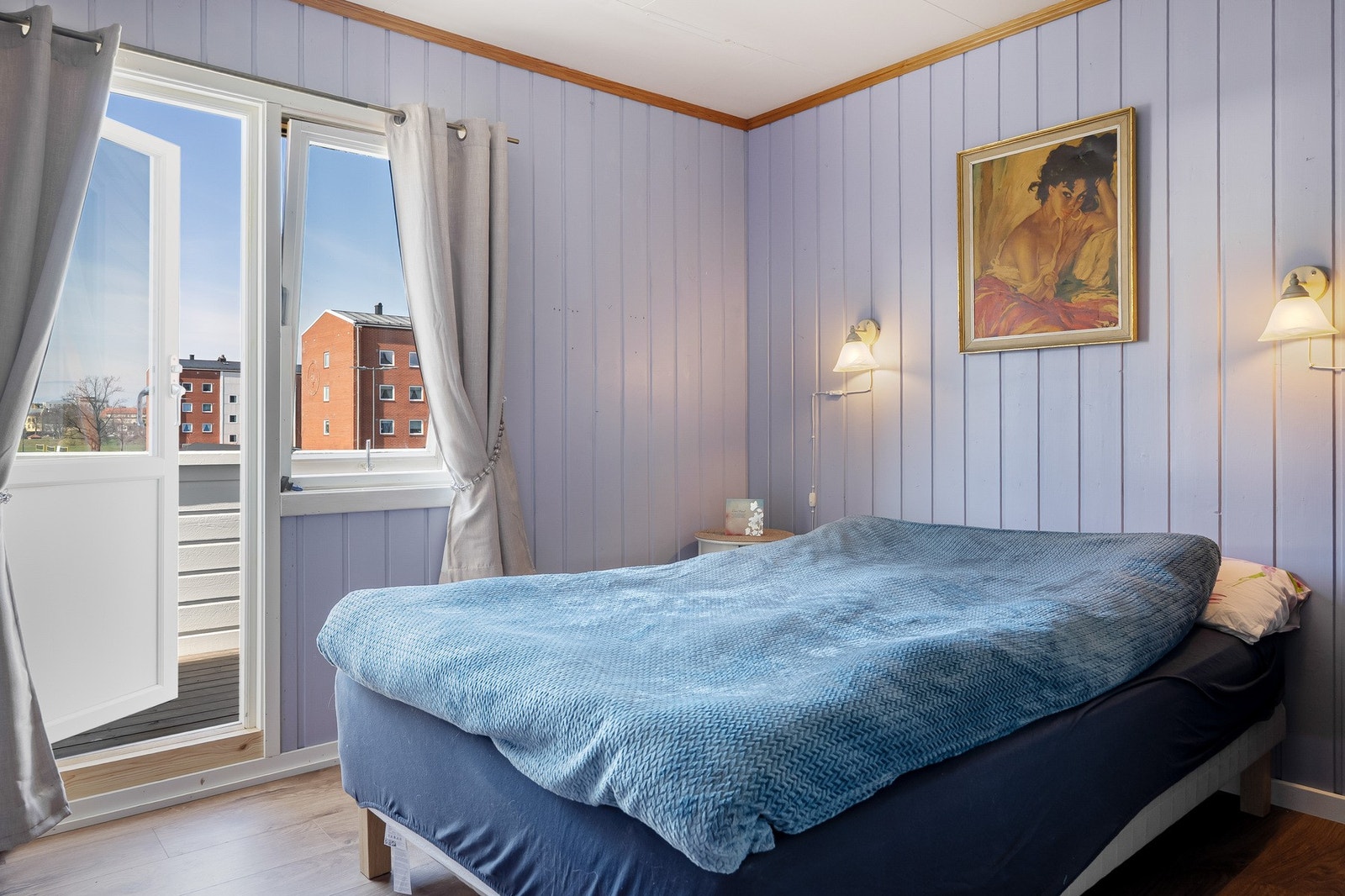 Romslig soverom i hybel med utgang til balkong. Galleribilde