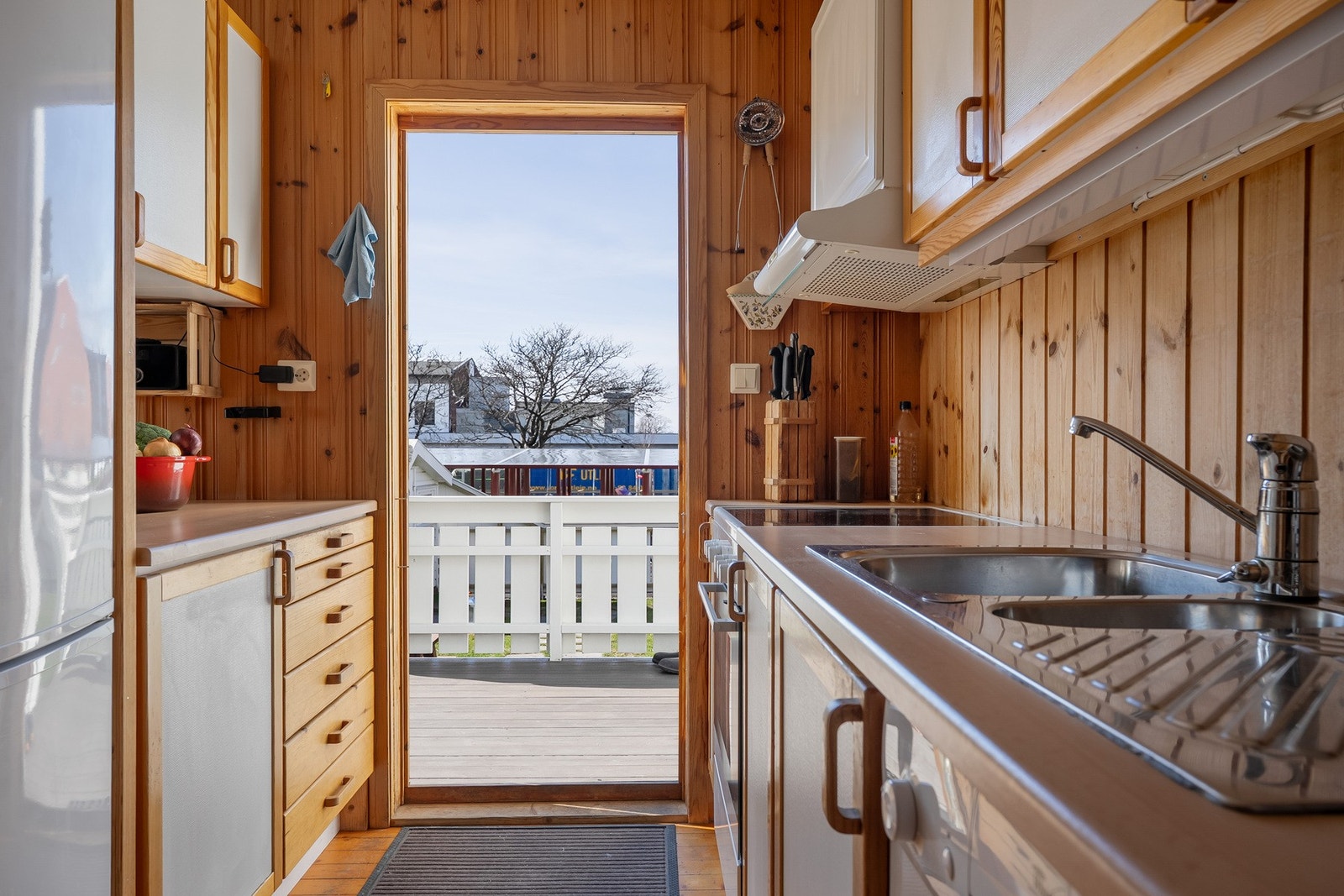 Fra kjøkkenet er det direkte adkomst til solrik terrasse og pent opparbeidet hage. Galleribilde