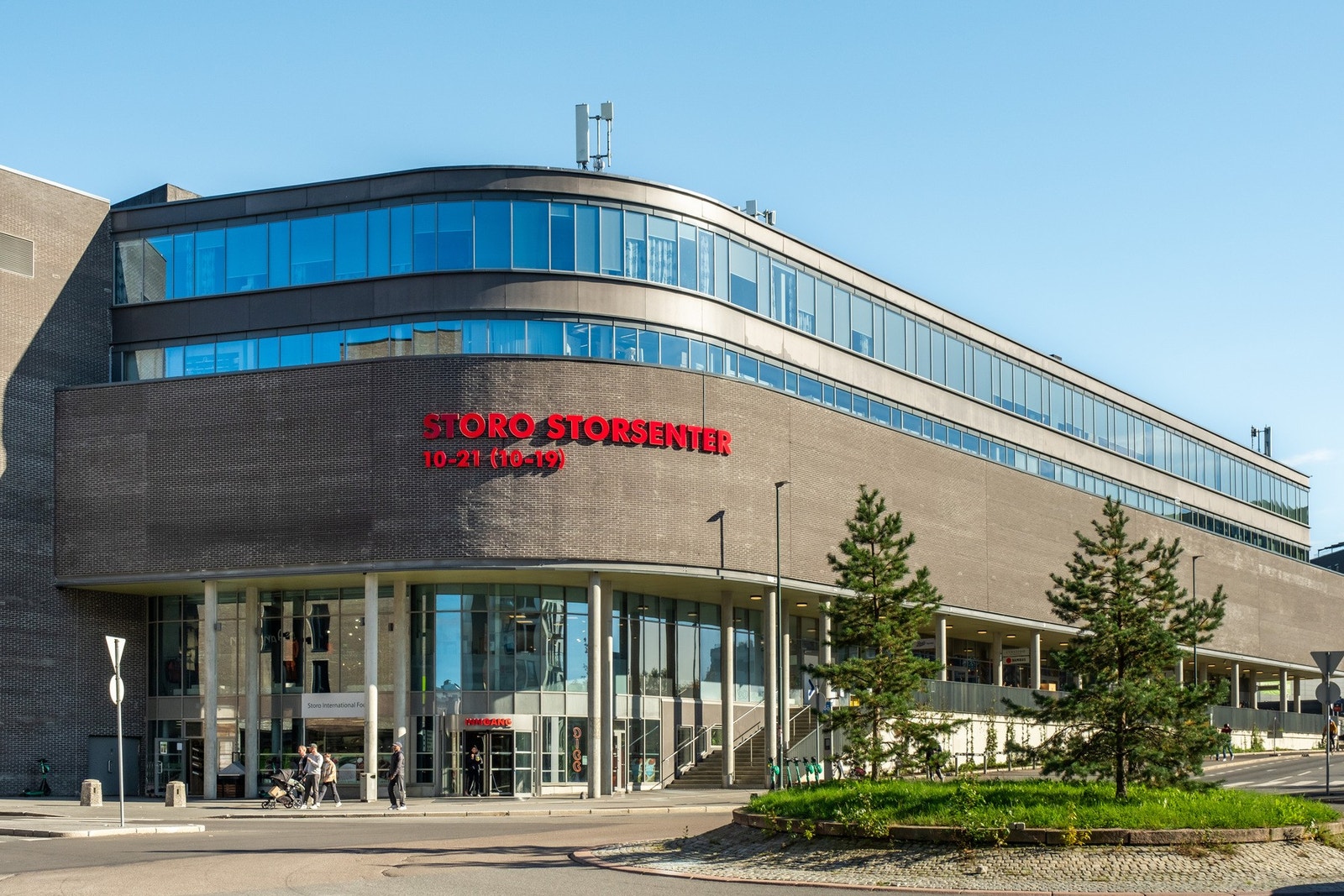 Storo Storsenter har serveringssteder, vinmonopol, SATS treningssenter, og "alt" du trenger i hverdagen. Galleribilde