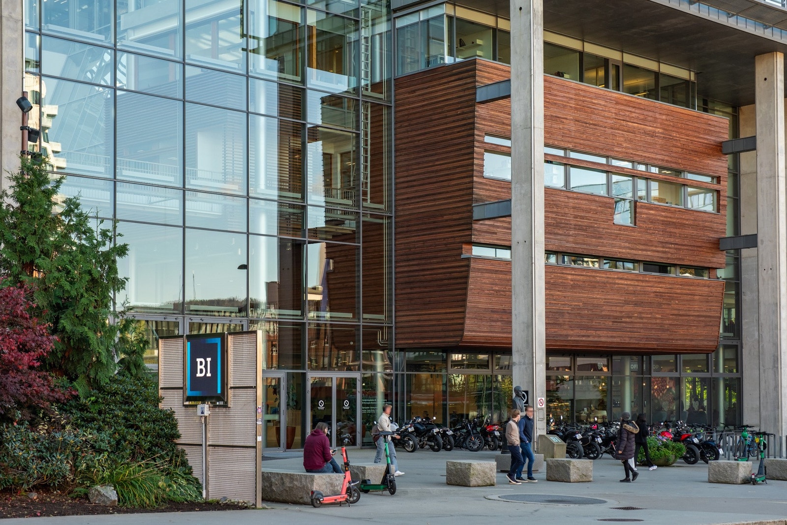 Handelshøyskolen BI i Nydalen går du til på 9 min, eller på 6 min dør-til-dør med T-banen. Galleribilde