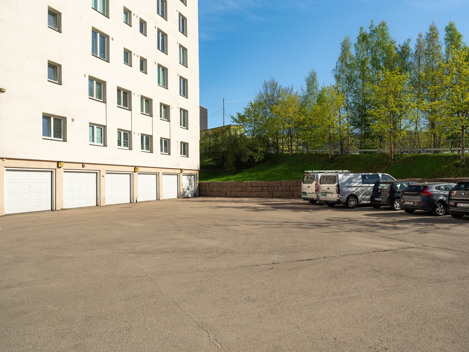 Borettslaget leier ut parkerings- og garasjeplasser. Styret anslår at det vil bli ledig plass i desember. Galleribilde