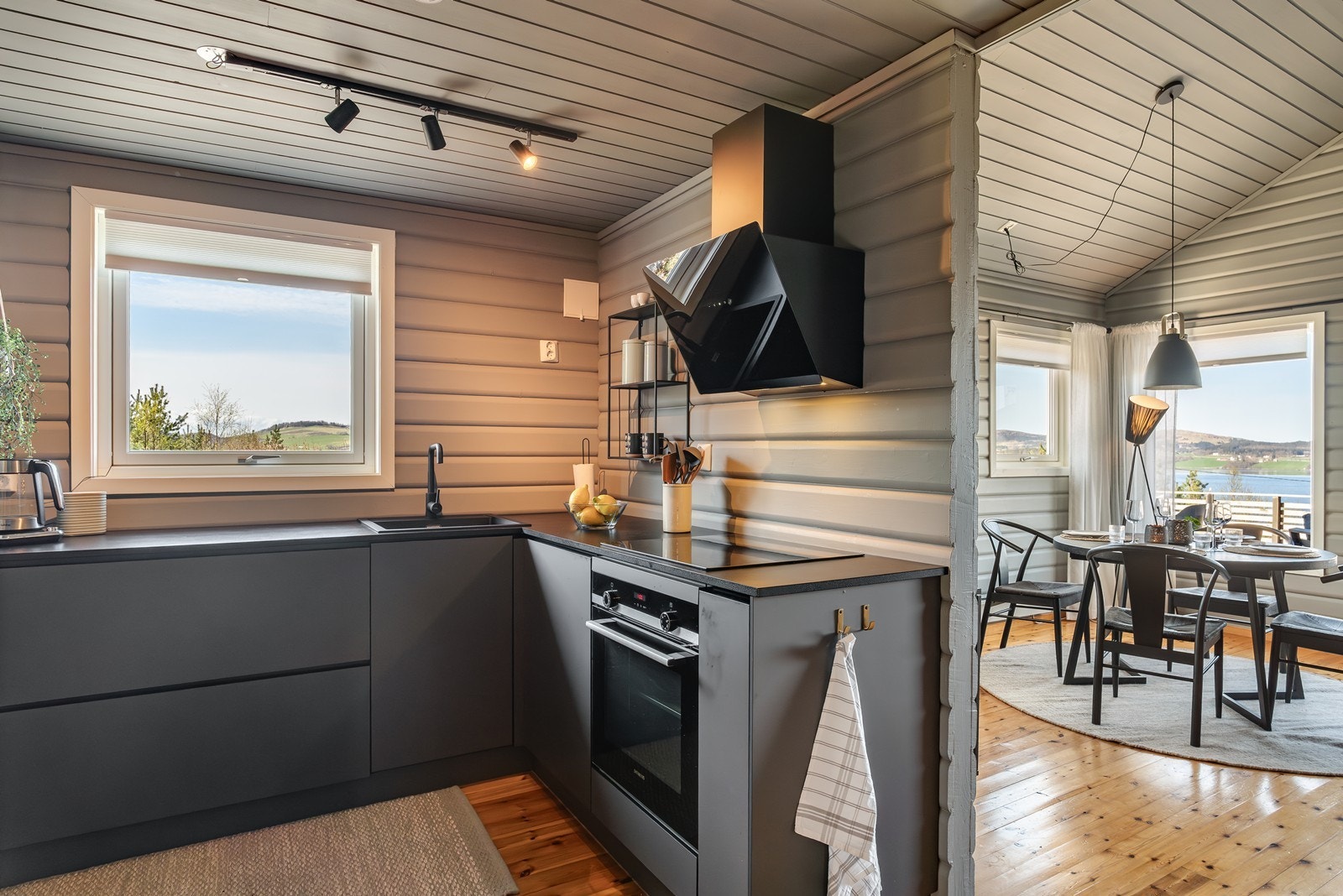 Kjøkkenet fremstår som lekkert og moderne i matt utførelse med glatte fronter og laminat benkeplate. Galleribilde
