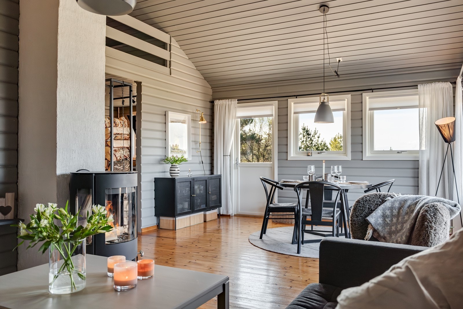 Rommet har god plass til ulike møbleringssoner, med en naturlig spisestue plassert ved vinduene. Galleribilde