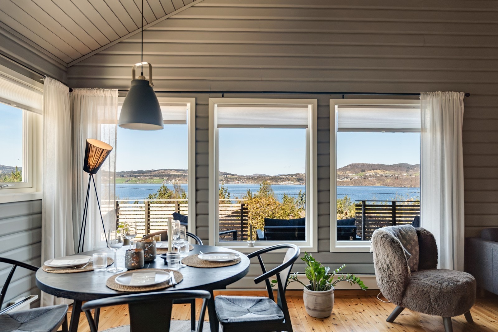 Her kan du nyte vakker utsikt til måltidene. Galleribilde