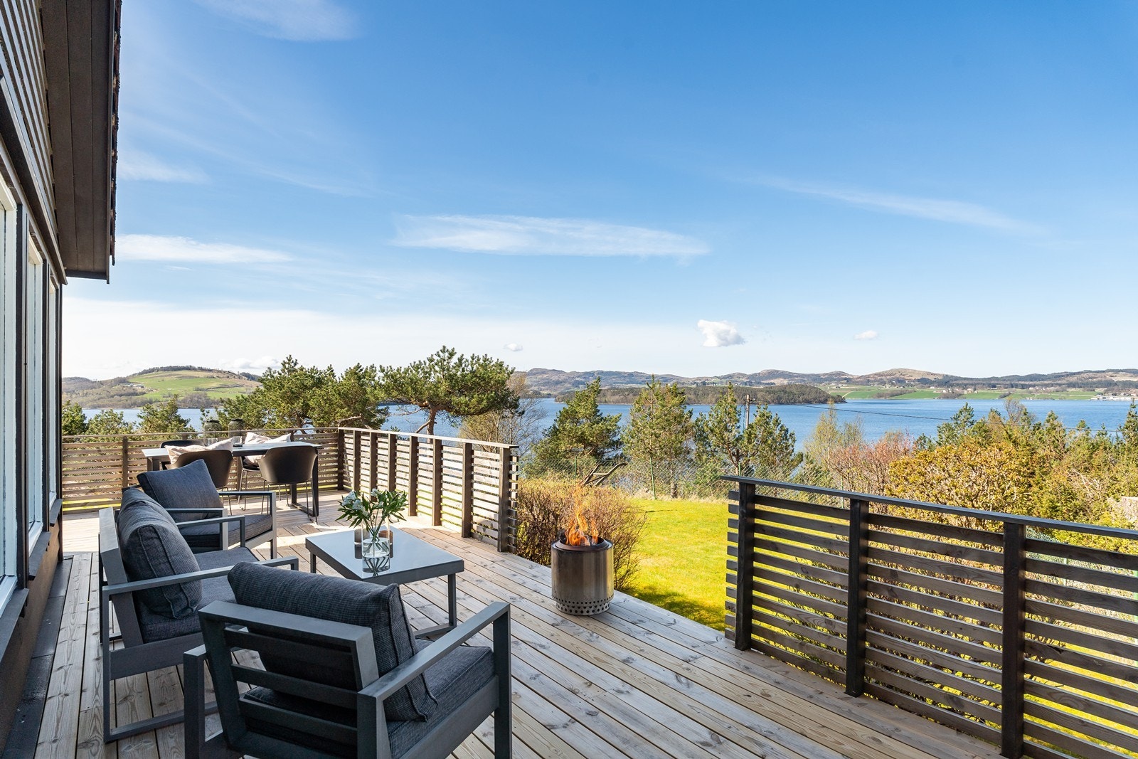 Terrasse med nydelig utsikt mot sjøen og enkel adkomst til hagen. Galleribilde