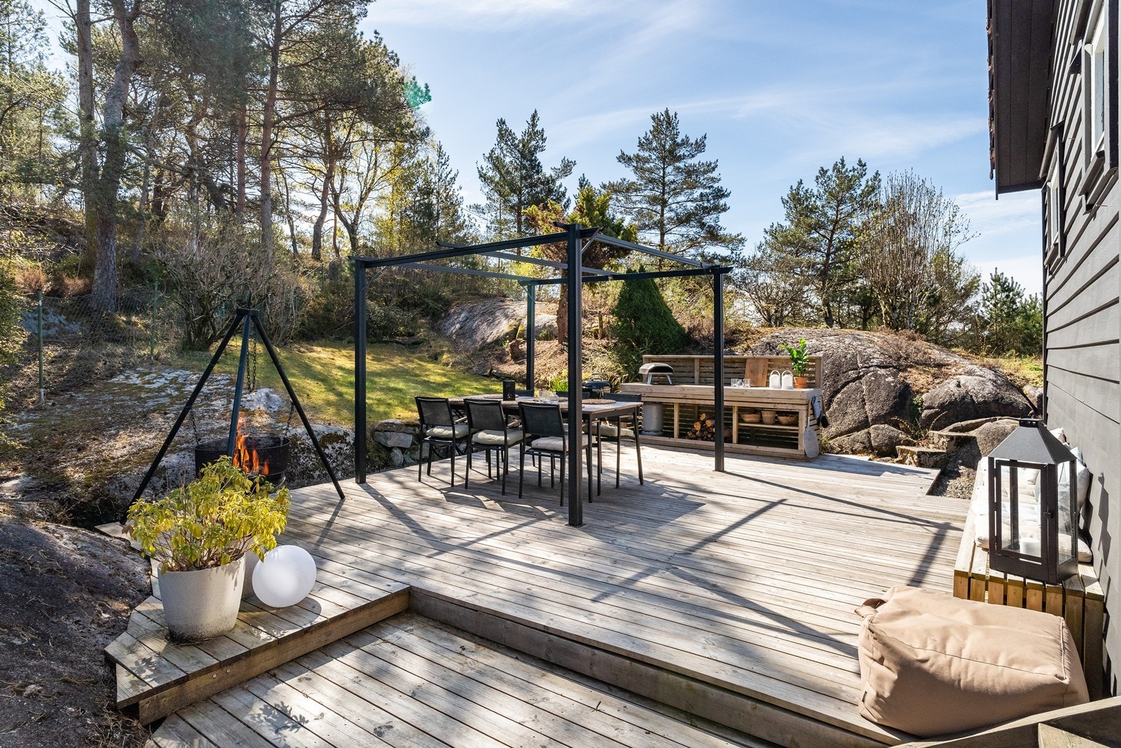 Uteområdene er velholdte og innbydende, med terrasse, utekjøkken og gode soner for både avslapning og sosiale sammenkomster. Galleribilde