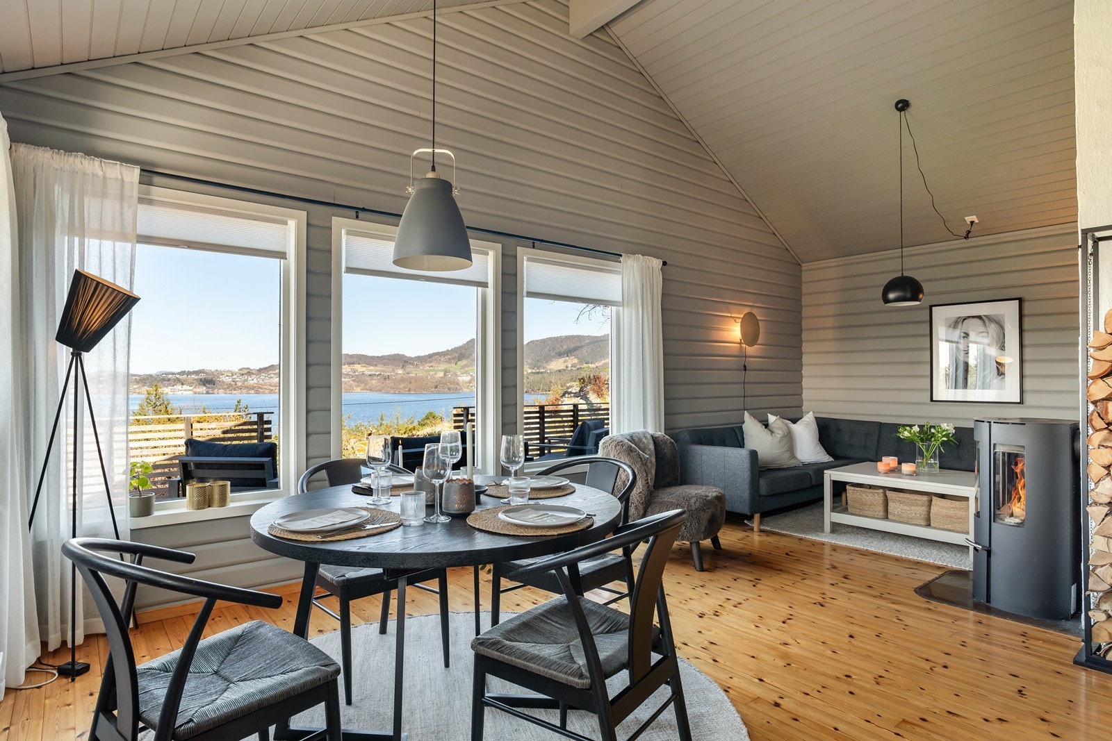 Store vindusflater slipper inn rikelig med naturlig lys og gir en vakker utsikt mot sjøen. Galleribilde