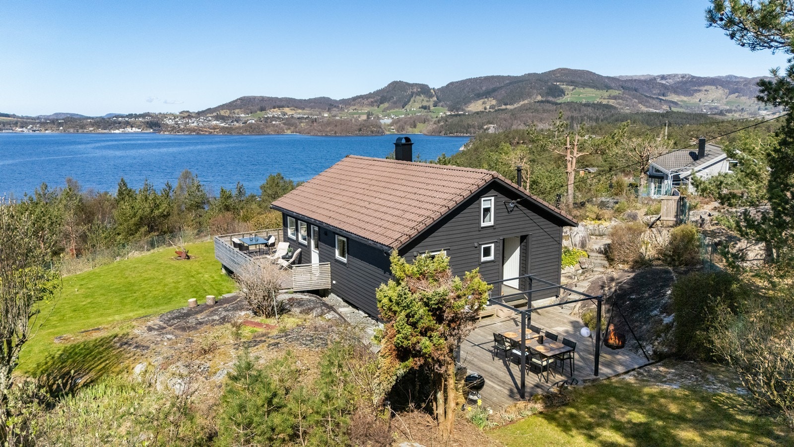 En lekker og smakfullt oppusset hytte med nydelig sjøutsikt og solrik beliggenhet. Galleribilde