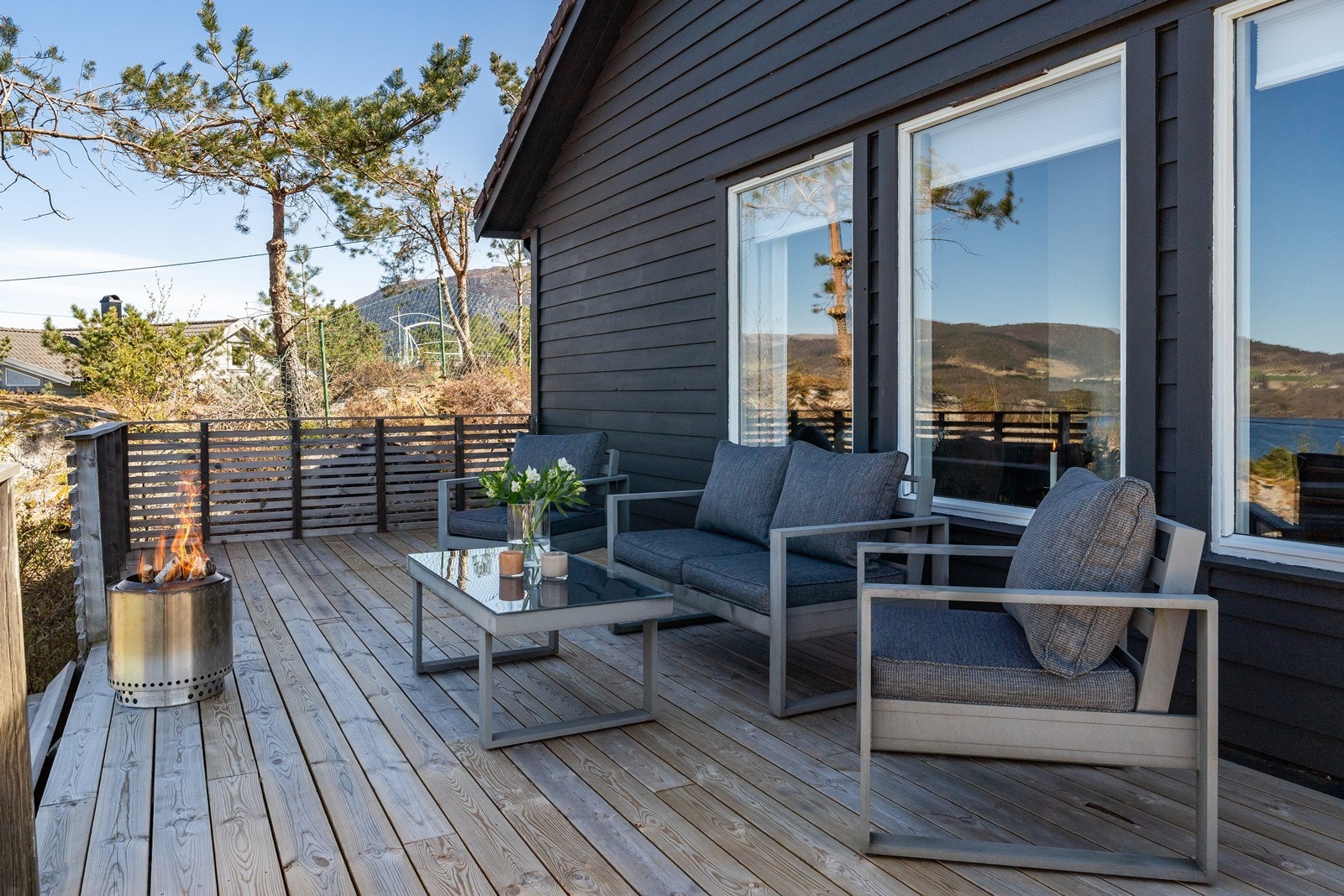 Terrassen er romslig og gir gode muligheter for ulik møblering med flere soner. Galleribilde