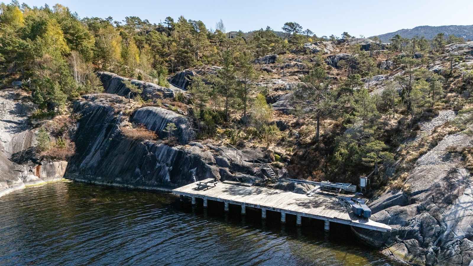 Fra hytten er det kort vei til felles brygge og egen båtplass. Galleribilde