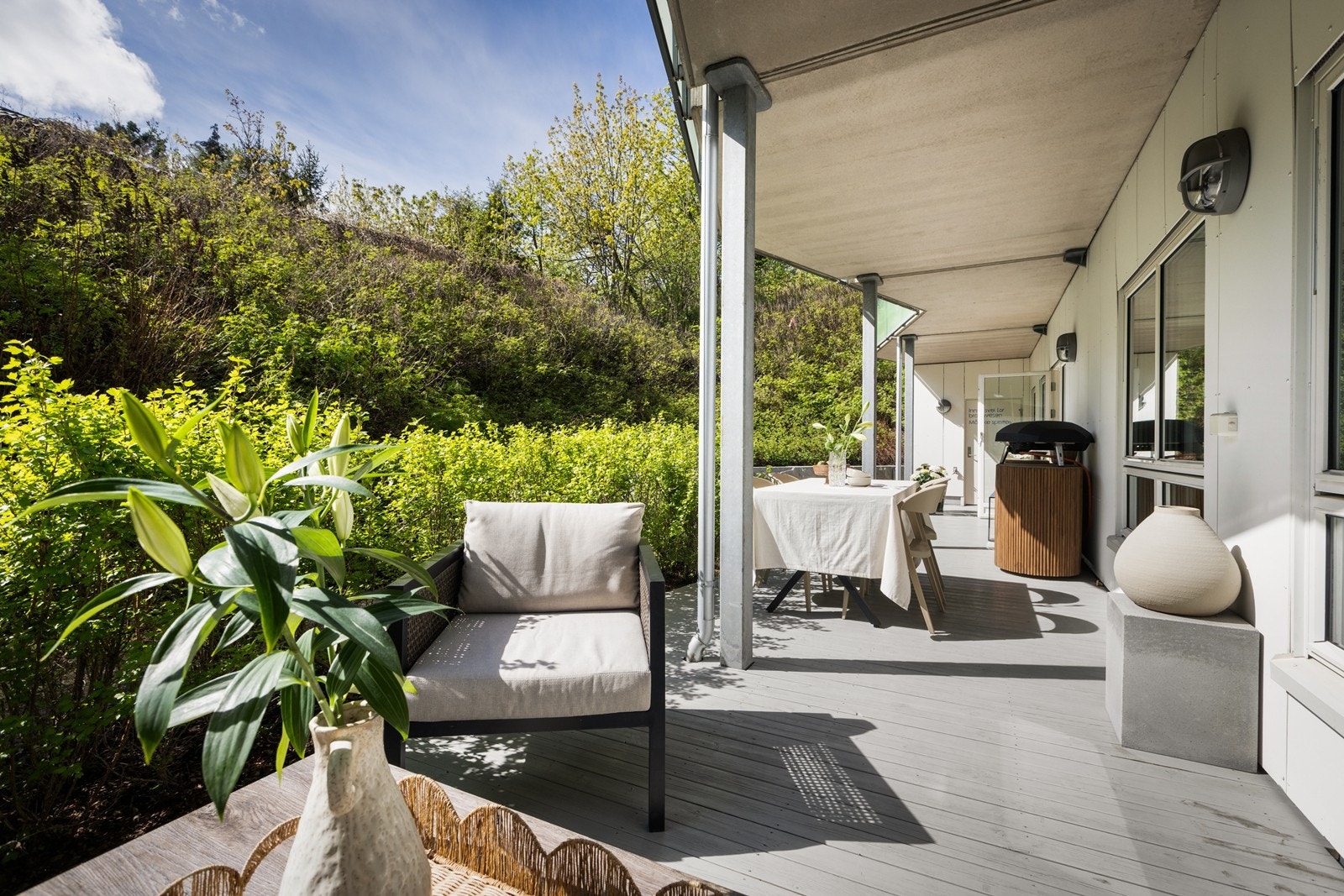 Utenfor terrassen ligger et skjermet grøntareal, her kommer man tett på naturen og de grønne omgivelsene. Galleribilde