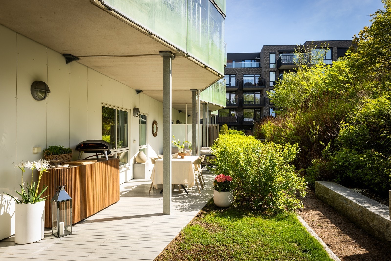 Solrik, sydvestvendt terrasse med plass til flere utemøbler/soner. Galleribilde