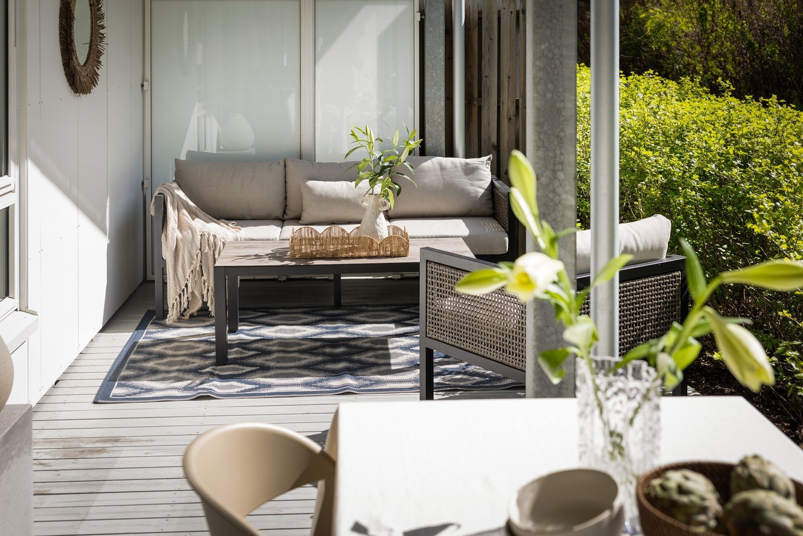 Terrassen på ca. 28 m² nås direkte fra stuen og har terrassebord i tre, beiset i 2025. Galleribilde