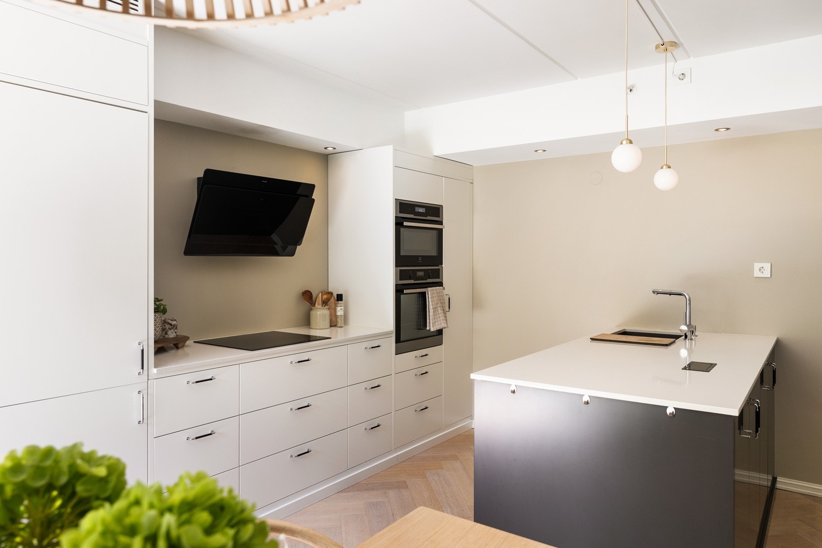 Integrert er kjøl/fryseskap og oppvaskmaskin fra Bosch, platetopp, stekeovn og kombi ovn/mikro fra Electrolux. Galleribilde