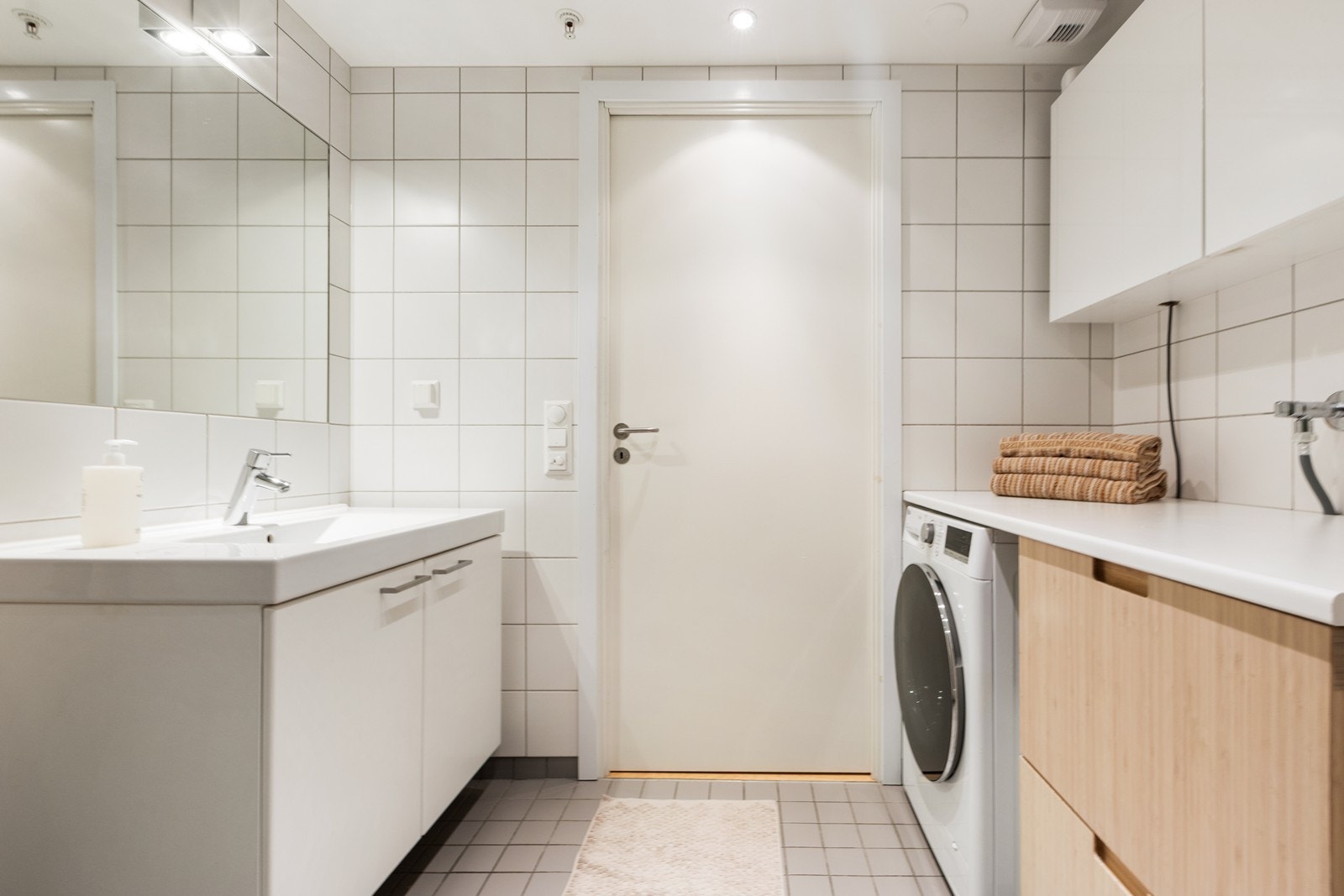 Det er montert benk og skuffeseksjon ved vaskemaskin, samt skiftet blandebatteri i dusj. Godt med oppbevaring over benk og i skap på begge sider. Galleribilde