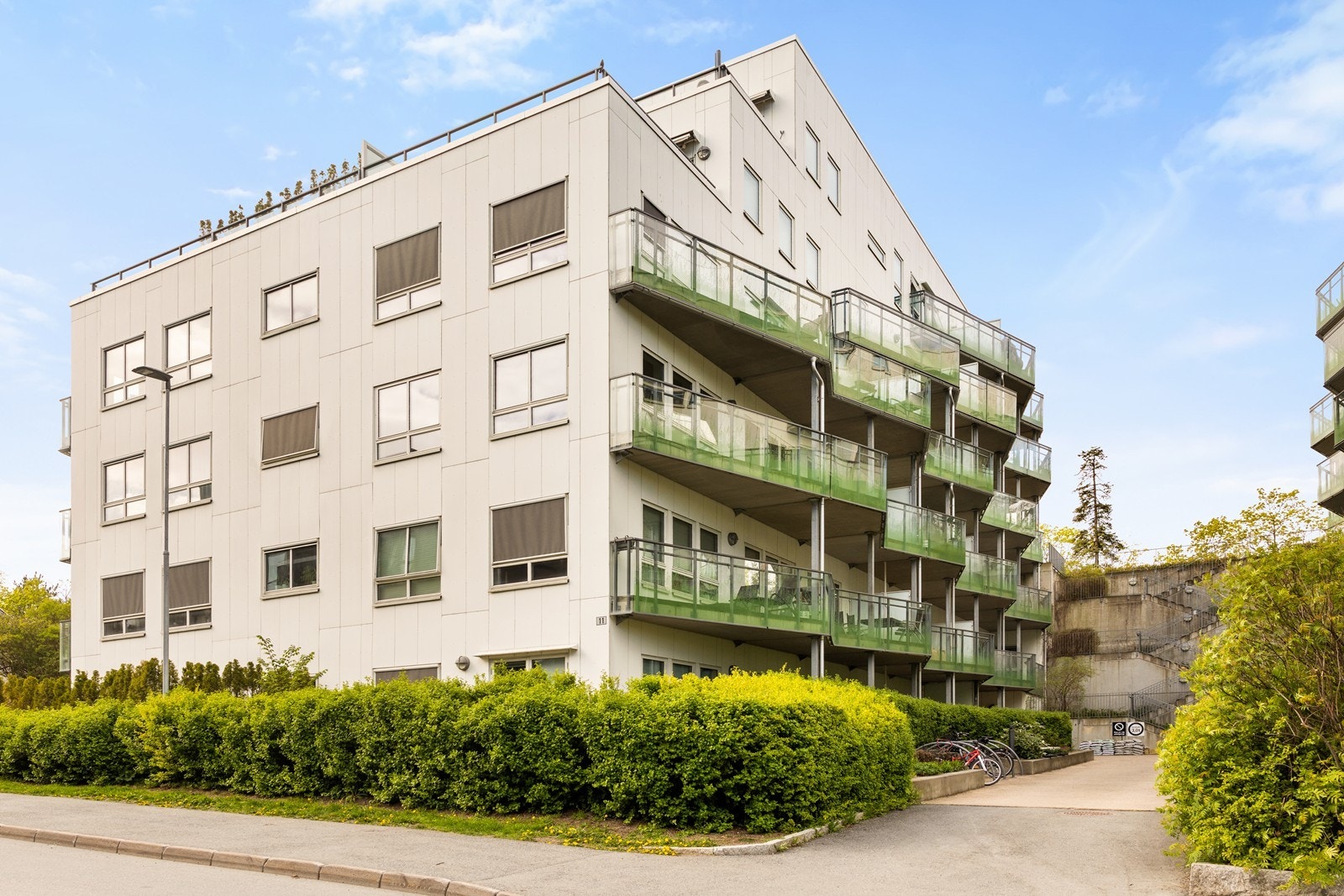 Kort vei til Kiwi og Apotek på Fornebuporten, bussholdeplass, togstasjon Lysaker og badeplasser langs Fornebustranda. Galleribilde