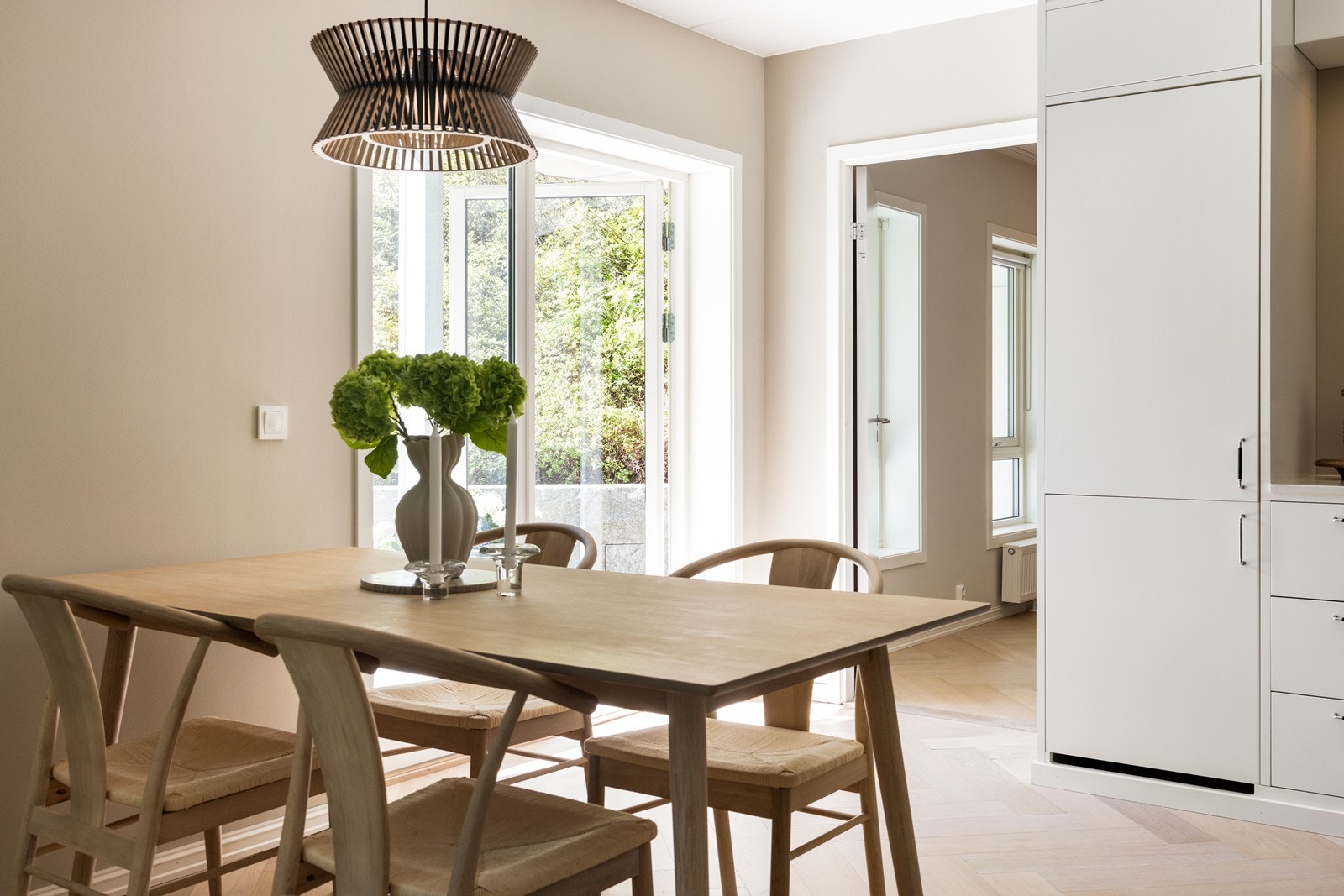 Det er god plass til spisebord ved kjøkkenet, det åpne rommet gjør de også mulig å lage langbord hvis det er behov for det. Galleribilde