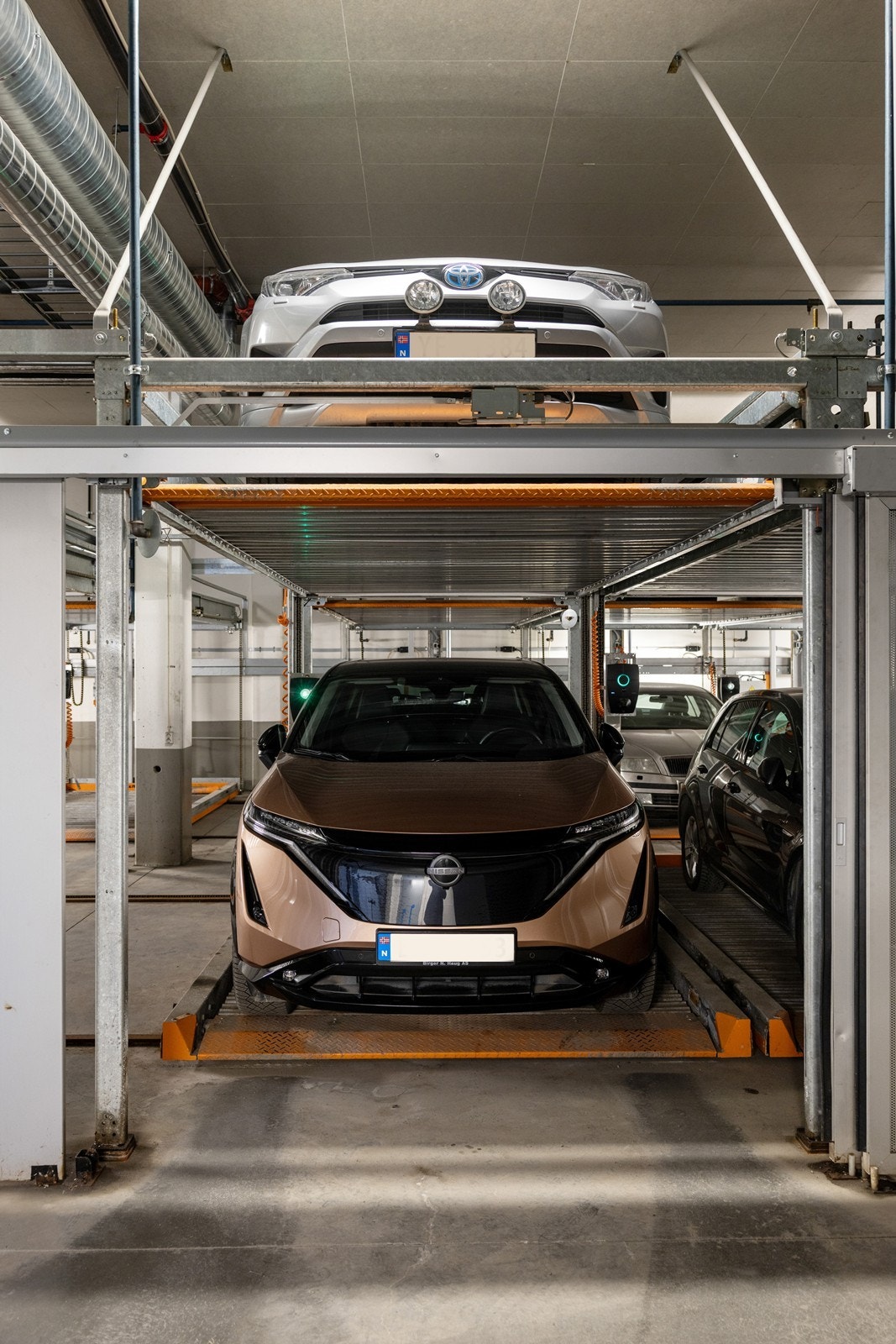 Garasjeplass i moderne parkeringsanlegg med mekanisk parkeringsheis. Galleribilde