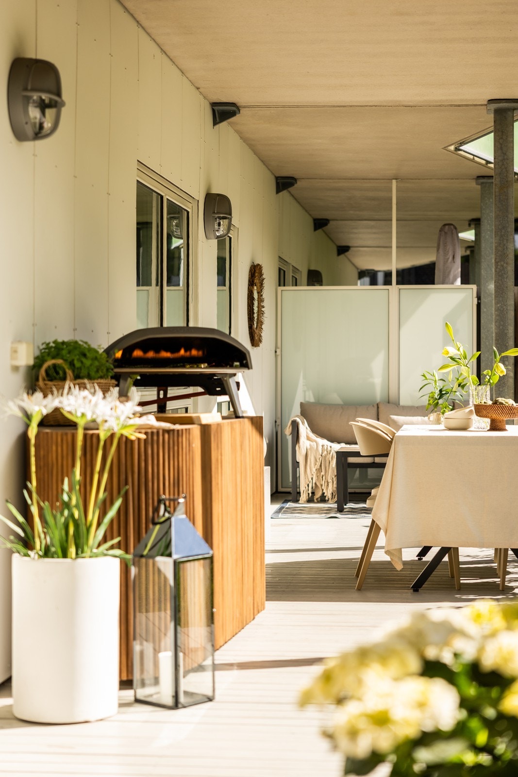 Terrasse på 28 kvm med god plass til flere soner, terrassen oppleves svært privat. Galleribilde